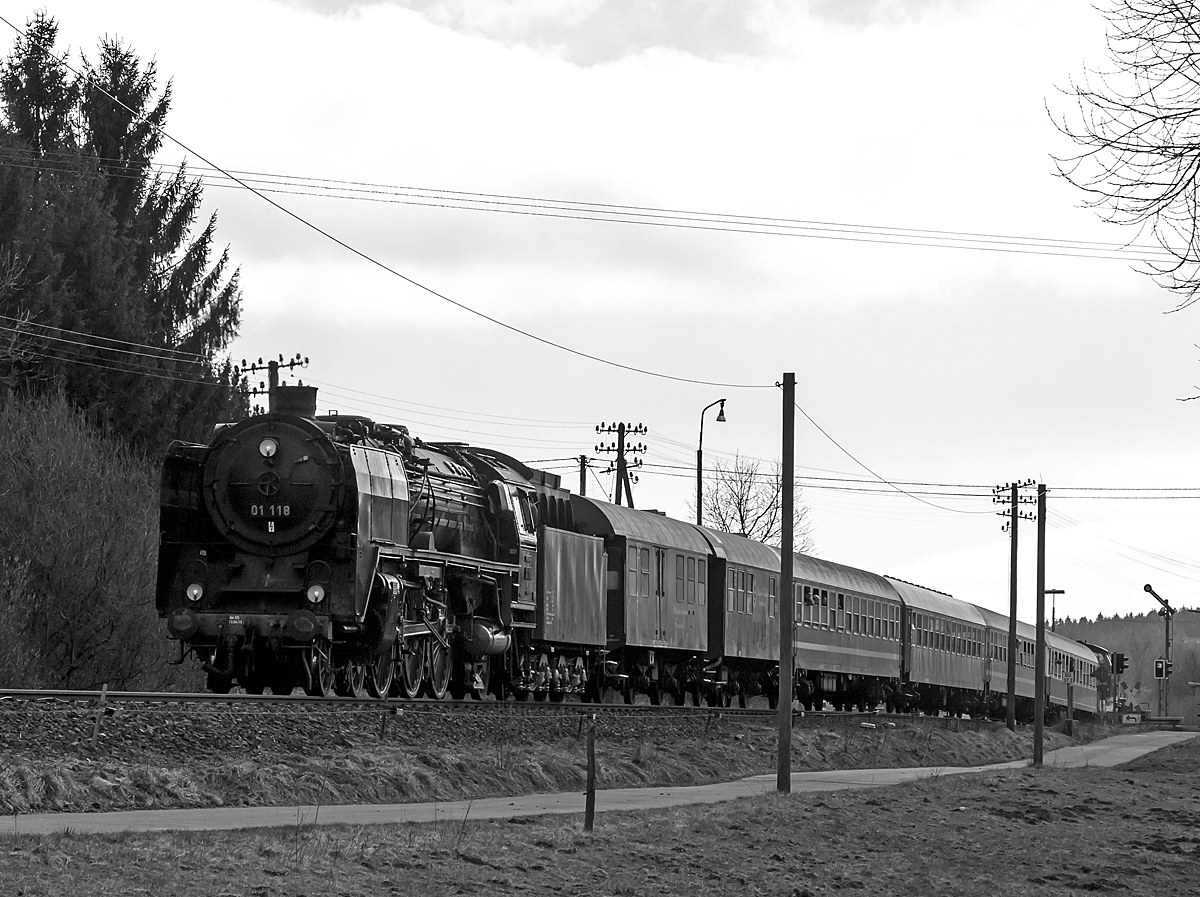 
Die Zweizylinder-Schnellzuglokomotive 01 118 der HEF (Historischen Eisenbahn Frankfurt e. V. ), ex DR 01 2118-6, am 22.03.2015 mit dem Dampfsonderzug  WESTERWALD EXPRESS  als Eilzug 25710  (Frankfurt a.M. - Limburg/Lahn - Hachenburg), hier auf der Oberwesterwaldbahn (KBS 461) bei Rotenhain bzw. Stockum-Püschen. 

Da die Strecke hier leicht abfällt mit die Lok nur rollen lassen. 

Eigentlich sollte die 52 4867 den Zug führen, aber die 01 kommt auch sehr recht.