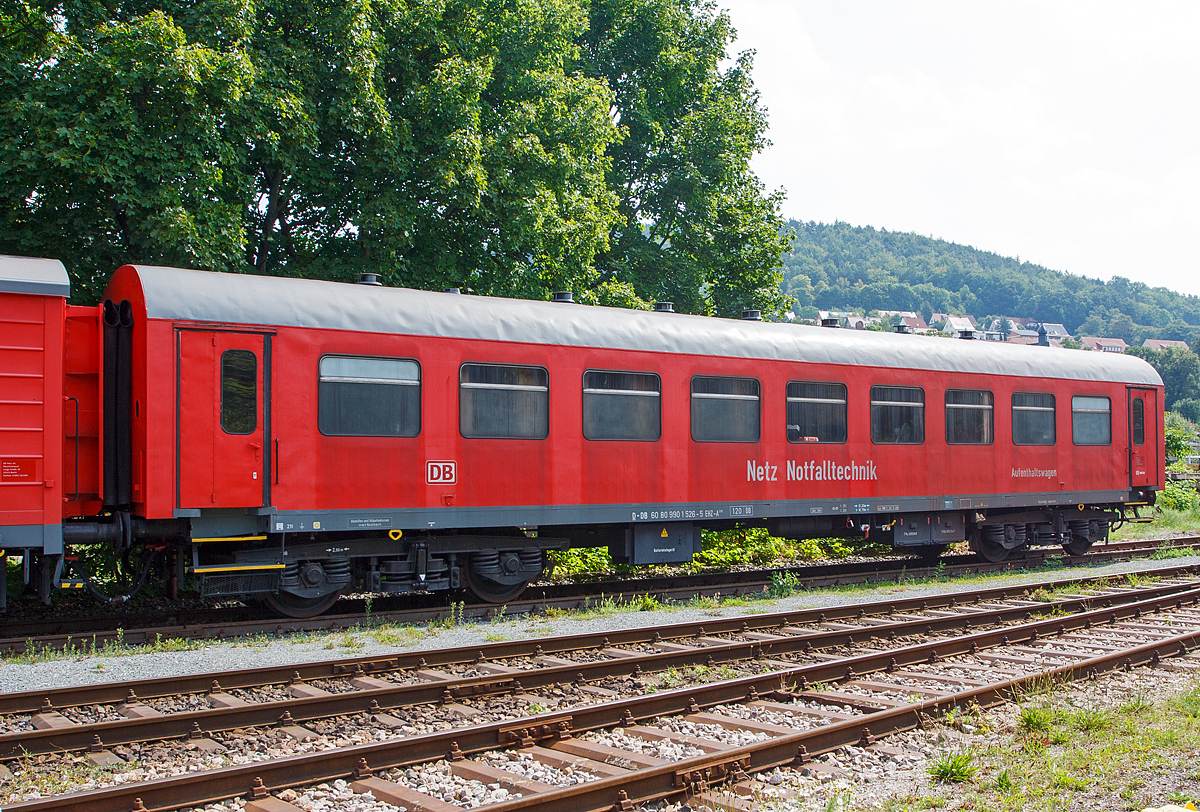 
Dienst-Aufenthaltswagen D-DB 60 80 990 1 526-5 EHZ-A 359 (ex 60 50 99-28 714-x) der DB Netz AG Notfalltechnik  abgestell am 24.08.2013 im Dampflokwerk Meiningen (DLW).

Die Mannschafts- oder Aufenthaltswagen wurden zwischen 1977 und 1978 unter Verwendung brauchbarer Reisezugwagen der Gattung Bghw hergestellt. Dabei wurden die Wagenkästen, die Fahrwerke und die Bremsen der Spenderfahrzeuge beibehalten und aufgearbeitet. Der Wagen läuft auf Drehgestellen der Bauart Görlitz Vb mit 950 mm-Radsätzen und wird durch eine Druckluftbremsanlage der Einheitsbauart Knorr (KE-GP) gebremst. Für die einzubauende Wendezugsteuerung wurden alle Wagen des Hilfszuges mit einer Hauptluftbehälterleitung ausgerüstet. Die mechanische Handbremse wirkt auf ein Drehgestell. Die brems- und lauftechnisch zugelassene Höchstgeschwindigkeit wurde mit 120 km/h festgesetzt. Die Wagenkästen erhielten im Dachbereich Verstärkungen für einen zweiten großen Wassertank, besondere Wärmedämmung und Flettner-Lüfter über allen Räumen. In die Klappfenster der Umkleide- und Sanitärräume wurden teilweise satinierte Scheiben eingebaut. Der UIC-Übergang am Nichthandbremsende wurde verschlossen und durch ein rechteckiges Fenster ersetzt. An dieser Stirnwand installierte das ausführende Raw ein Dreilicht-Spitzensignal und Schlussleuchten für den vereinfachten Wendezugbetrieb bei geschobenem Hilfszug. Der dazu dienende Führerstand verfügt über Bremsventil, Signaleinrichtung, Befehlsgerät und Scheibenwischer. Manche Heimatdienstellen des Hilfszuges modifizierten diese Ausrüstung teilweise bis zur vollständigen Wendezugsteuerung mit Fahrschaltern und Überwachungsgeräten für Diesellokomotiven der damaligen Baureihen V100 und V 180.

Den gesamten Innenausbau des Mannschaftswagens gestaltete das Raw Potsdam zweckentsprechend neu. So schlossen sich an den Vorraum mit dem Führerstand eine Toilette und ein Abstellraum, ein Küchenabteil (mit Spüle, Kochgelegenheit, Kühlschrank) und ein großer Aufenthaltsraum für die Mannschaft an. Danach folgten ein Raum für den Hilfszugleiter, drei Umkleide- und Trockenräume und ein großer Waschraum. An diesem Wagenende, dem Handbremsende, behielt man den UIC-Übergang bei, um den Übergang in den Gerätewagen zu ermöglichen. In den drei Umkleide- und Trockenräumen waren ursprünglich Schränke für achtzehn Personen, Schuhablagen und Trockenvorrichtungen auf den Heizkörpern für nasse Arbeitskleidung eingebaut. Die Sitzbänke im Aufenthaltsraum und im Raum des Hilfszugleiters konnten als Schlafpritschen umgeklappt werden. Insgesamt entstanden so neun Liegemöglichkeiten.

Der Aufenthaltswagen verfügt neben der üblichen 24V-Elektroenergieversorgung aus der Wagenbatterie, über eine 220/380V (230/400V)-Drehstromanlage die aus dem Ortsnetz oder vom Stromerzeuger des Energieversorgungswagens gespeist werden kann. Die zwei, insgesamt 780 Amperestunden fassenden Wagenbatterien werden während der Fahrt von einem Drehstrom-Achsgenerator (4,5 kW) oder im Stand mit dem unter dem Wagen verbauten Ladegerät geladen oder gepuffert und versorgen auch die beiden anderen Wagen des Hilfszuges mit 24 V Gleichstrom

Zwei 400-Liter Edelstahlbehälter im Dachbereich sicheren eine autarke Wasserversorgung. Warmwasser stand ursprünglich nur bei Betrieb des Drehstromnetzes aus Warmwasserbereitern zur Verfügung. Zur Beheizung des Wagens dienten entweder eine Niederdruckdampfheizung oder eine elektrische Heizanlage deren Heizkörper sowohl aus der Zugsammelschiene mit 1000 V, 16,33 Hz/50 Hz oder aus dem Drehstromnetz versorgt werden konnten. Die E-Heizanlage diente in den Wintermonaten auch dem Warmhalten des abgestellten Hilfszuges. Dabei war aber Fremdeinspeisung aus dem Ortsnetz erforderlich.

Technische Daten: 
Länge über Puffer: 18.700 mm 
Achsanzahl: 4 
Drehzapfenabstand:: 12.200 mm 
Achsabstand im Drehgestell: 2.500 mm 
Eigengewicht: 34 t 
Zul. Höchstgeschwindigkeit: 120 km/h

Der Aufenthaltswagen ist Bestandteil von einem Einheitshilfszug (EHZ). Die EHZ sind von der Deutschen Reichsbahn (DR) zwischen 1973 und 1979 entwickelte und gebaute Standardhilfszug der DR. 

Geplant war ein zweiteiliger Hilfszug, der aus einem kombinierten Mannschafts- und Gerätewagen und einem Gerätewagen mit Energieversorgungsanlage bestehen sollte. Während Erstgenannter aus einem Fahrzeug der Reisezugwagenbauart entstehen sollte, war für die Energieversorgung von Anfang an ein Güterwagen der Gattung Gbs vorgesehen. 

Weil die vorgesehenen 26-Meter-Reisezugwagenkästen der Bauart Halberstadt nicht verfügbar waren, wurden die Pläne überarbeitet und der kombinierte Mannschafts- und Gerätewagen in zwei Einzelfahrzeuge aufgeteilt. Nunmehr sollte als Spenderfahrzeug für den Mannschaftswagen ein Reisezugwagen der Rekobauart (Gattung Bghw) und für den Gerätewagen ein weiterer Gbs herangezogen werden. Die Wagenkästen für die Güterwagen stellte die DR in ihrem Raw „Einheit“ Leipzig selbst in großen Stückzahlen her. Die Mannschaftswagen wurden aus entbehrlichen aber noch brauchbaren, vierachsigen Rekowagen gefertigt. Dieser nunmehr dreiteilige Hilfszug wurde so im Raw Potsdam gefertig