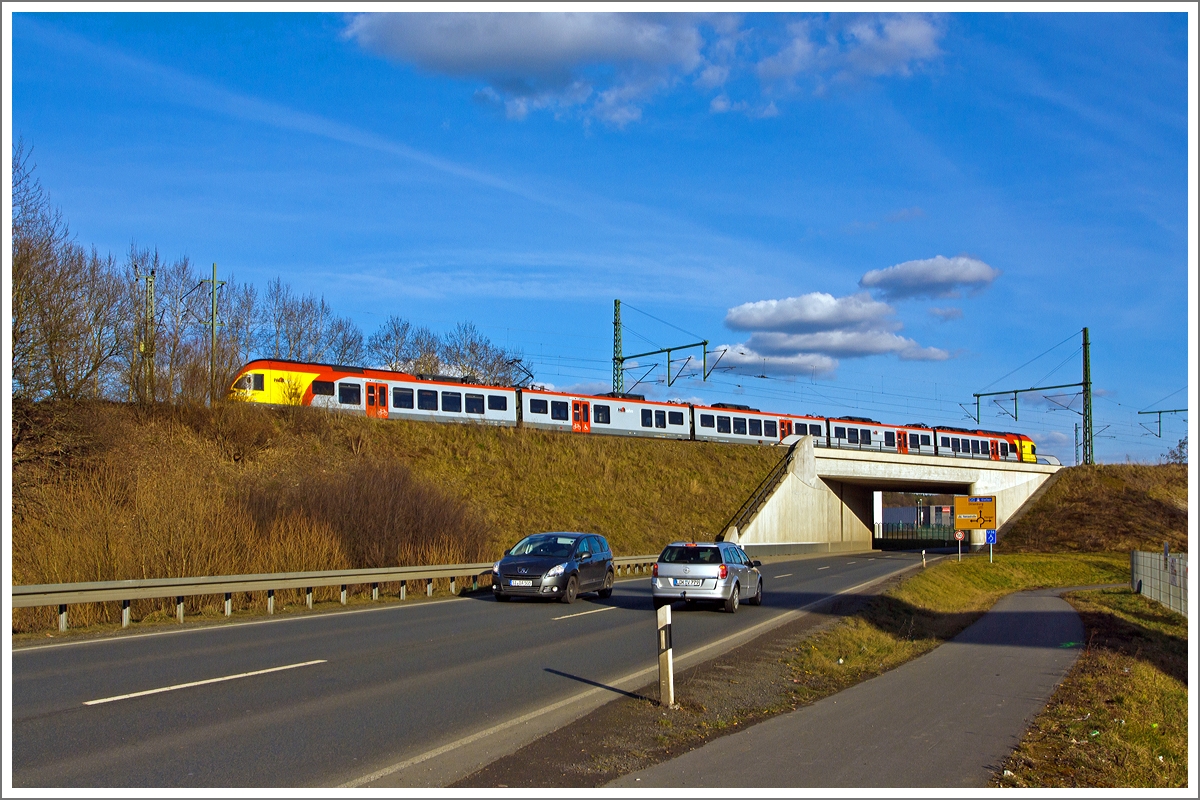 Diese Fotostelle war mir vor ein paar Wochen aufgefallen, heute (04.03.2014) bei dem tollem Licht hatte es mich nun hierher gezogen....
 
Ein 5-teiliger Flirt 429 043 / 543 der HLB (Hessischen Landesbahn) als RE99 / RE 40   Main-Sieg-Express  Siegen - Gießen - Frankfurt Hbf  kurz vor dem Bahnhof Haiger,  bei km 128 auf der KBS 445 - Dillstrecke. 

Die Linie verkehrt in NRW als RE 99 und im Gebiet des Rhein-Main-Verkehrsverbundes in Hessen als RE 40. Von Siegen fährt der Regional-Express über die Dillstrecke bis Gießen, wo er montags bis freitags mit einem Flügelzug aus Marburg zusammengekoppelt und fährt dann nach einem Fahrtrichtungswechsel über die Main-Weser-Bahn weiter nach Frankfurt (Main) Hauptbahnhof.
