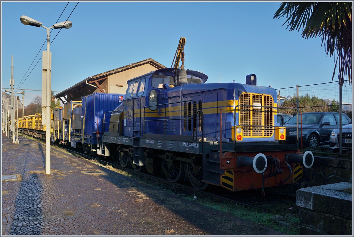 Diese interessante Diesellok stand etwas ungeschickt in Stresa, so dass ich sie kaum wie gewünscht fotografieren konnte. Zudem habe ich bisher noch nicht geschafft, in Erfahrung zu bringen, was sich hinter der mit IT-RFT 270 014-7 beschrifteten Henschel DH 700 oder 850 Stangenlok verbirgt, da ich kein Firmenschild gesehen habe. 

4. Dez. 2018