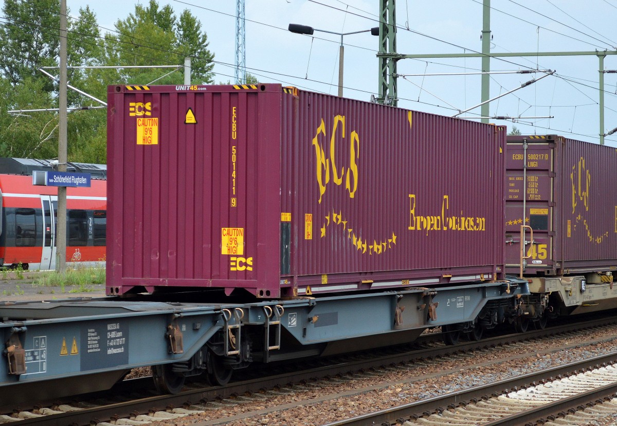 Diese lila Container mit gelber Beschriftung ECS - European Containers Ltd. sind von einem belgischen Logistikunternehmen, 07.08.14 Bhf. Flughafen Berlin-Schönefeld. 