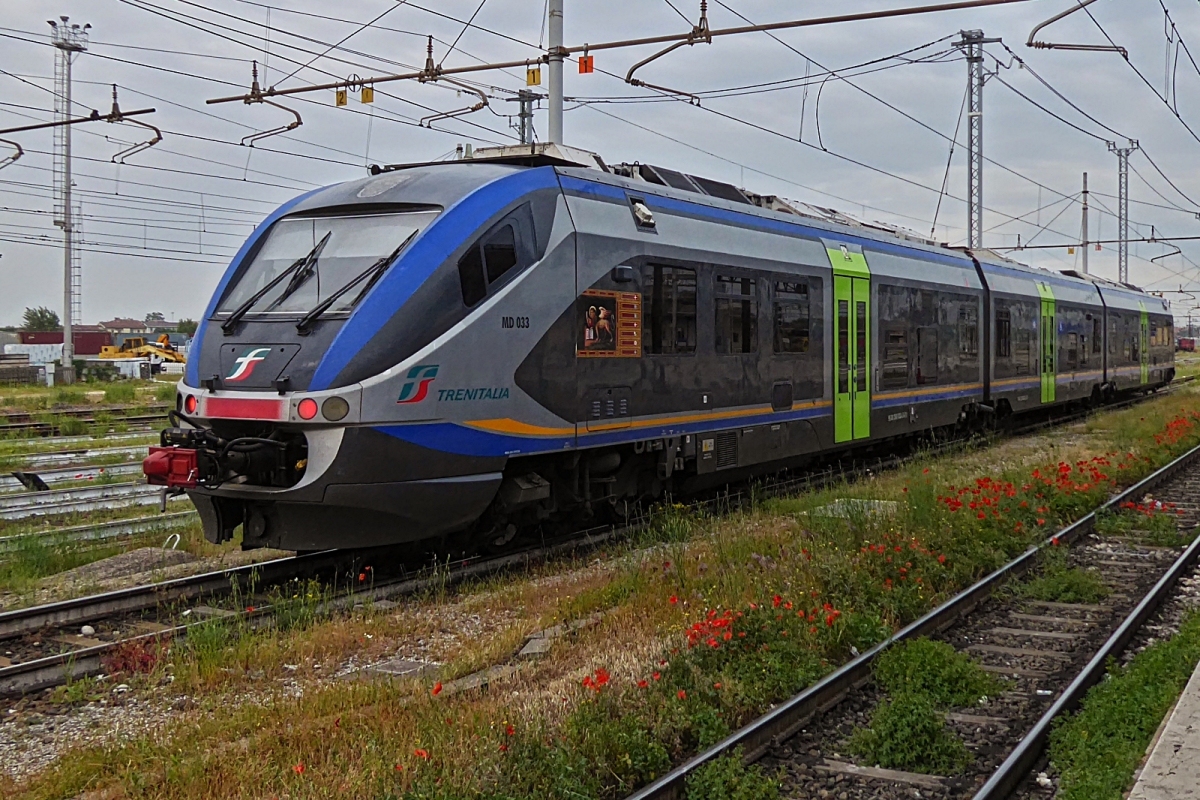 Diesel Triebzug Aln 502 033-2, MD 033 steht auf einem Ausweichgleis im Bahnhof von Verona. 03.05.2025