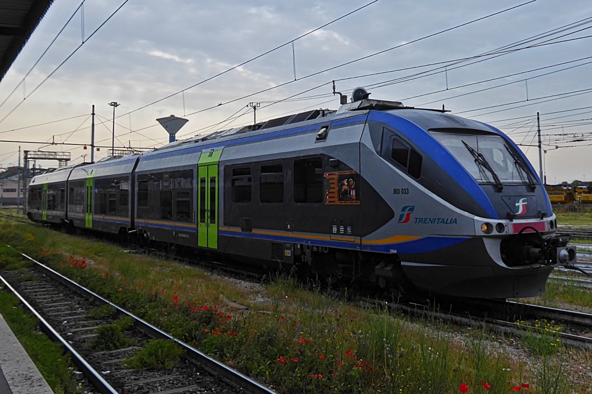 Diesel Triebzug Aln 502 033-2, MD 033 steht auf einem Ausweichgleis im Bahnhof von Verona. 03.05.2025