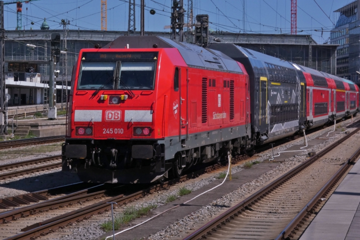 Diesellok 245010, schiebt ihren Zug in den Hbf. von M�nchen. 01.05.2025