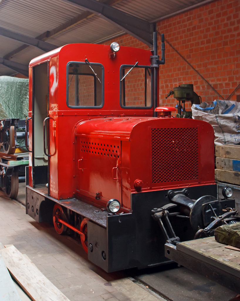 Diesellok V 1  Langeoog  der IHS - Interessengemeinschaft Historischer Schienenverkehr e. V. (Selfkantbahn), ex DB 805.80, ex DB K� 199 91, ex Inselbahn Langeoog K� 1, am 31.03.2013 in der �ffentlich zug�nglichen Fahrzeughalle der Selfkantbahn in Schierwaldenrath.

Die Lok vom Typ Deutz OMZ 117 F  wurde 1937 bei Humboldt-Deutz in K�ln unter der Fabriknummer 1844 gebaut und als K� 1 an die IBL (Inselbahn Langeoog) geliefert. 
Die Meterspurbahn auf der Nordseeinsel Langeoog, die den Schiffsanleger mit dem Dorf verbindet, wurde 1901 er�ffnet und anfangs als Pferdebahn betrieben. Erst 1937 ging die Bahn auf Lokomotivbetrieb �ber. F�r die nur 3,5 Kilometer lange und fast ebene Strecke reichten kleine leichte Diesellokomotiven, wie sie sonst eher auf Feldbahnen anzutreffen waren.

So beschaffte die Inselbahn zwei fabrikneue Diesellokomotiven der Humboldt-Deutz-Motoren AG in K�ln. Eine etwas st�rkere OMZ 122 F (K� 2) und dieses etwas schw�cher motorisierte OMZ 117 F geh�rte zu dem verbreiteten Feldbahntyp der Firma Deutz, der f�r unterschiedliche Spurweiten zwischen 600 und 1067 mm produziert wurde, zwischen 1932 und 1942 allein �ber 1650 St�ck. 

Mitte der f�nfziger Jahre erwies sich diese Lok mit ihren urspr�nglich nur 24 PS als zu schwach. 1956 wurde sie beim Kauf einer neuen Diesellok bei deren Hersteller Sch�ma - Christoph Sch�ttler Maschinenfabrik GmbH in Diepholz in Zahlung gegeben. Dort wurde sie umgebaut, von 1.000 mm auf 1.040 mm umgespurt und erhielt einem neuen Deutz-Zweizylinder-Dieselmotor mit 28 PS Leistung. 1957 wurde sie an die Deutsche Bundesbahn verkauft. Die DB bezeichnete sie erst als K� 199 91 und setzte sie im Schwellenlager Northeim ein, drei Monate sp�ter wurde sie in 805.80 umbezeichnet. Die Ausmusterung bei der DB erfolgte 1969 und sie wurde an die R�tgers Kunststofftechnik GmbH in Peine verkauft.
In Peine kam die Lok wahrscheinlich nicht mehr zum Einsatz, da man den Verschub der Loren mittlerweile mit umgebauten Traktoren schneller und flexibler durchf�hrte. So fristete sie nahezu 20 Jahre einen Dornr�schenschlaf auf dem Werksgel�nde. Ende 1989 konnte die Selfkantbahn sie zum Schrottpreis von den R�tgerswerken erwerben.

An Ihrer Aufarbeitung waren neben der Selfkantbahn die MaLoWa Bahnwerkstatt, die Kreiswerke Heinsberg und das Berufsbildungszentrum Euskirchen beteiligt. Neben der R�ckumspurung auf Meterspur und einer �berholung des Motors und der Blechaufbauten wurde die Lok auch wieder mit kleinbahn�blichen Zug- und Sto�vorrichtungen versehen.

Mit ihren winzigen Abmessungen d�rfte die V 1 auch f�r eine Kleinbahn die Untergrenze der Motorisierung dargestellt haben. Immerhin haben neben dem Einsatz bei Anschlu߭ und Werksbahnen bis Ende der sechziger Jahre �hnlich kleine Dieselloks von Deutz auch den Streckendienst bei den Inselbahnen auf Juist und Spiekeroog bew�ltigt.

Die 1901 er�ffnete Meterspurbahn auf der Nordseeinsel Langeoog, die den Schiffsanleger mit dem Dorf verbindet, wurde anfangs als Pferdebahn betrieben. Erst 1937 ging die Bahn auf Lokomotivbetrieb �ber. F�r die nur 3,5 Kilometer lange und fast ebene Strecke reichten kleine leichte Diesellokomotiven, wie sie sonst eher auf Feldbahnen anzutreffen waren.

So beschaffte die Inselbahn zwei fabrikneue Diesellokomotiven der Humboldt-Deutz-Motoren AG in K�ln. Die etwas schw�cher motorisierte Lok V 1 geh�rte zu dem verbreiteten Feldbahntyp OMZ 117 der Firma Deutz, der f�r unterschiedliche Spurweiten zwischen 600 und 1067 mm (Kapspur) produziert wurde, zwischen 1932 und 1942 allein �ber 1650 St�ck. Mitte der f�nfziger Jahre erwies sich diese Lok mit ihren urspr�nglich nur 24 PS als zu schwach. 1956 wurde sie beim Kauf einer neuen Diesellok bei deren Hersteller Sch�ma in Diepholz in Zahlung gegeben.


TECHNISCHE DATEN:
Spurweite: 1.000 mm
Achsfolge:  B
Leistungs�bertragung: Diesel-mechanisch   
Leistung: 28 PS
L�nge �ber Puffer: 3.700 mm
Eigengewicht: 6.700 kg
