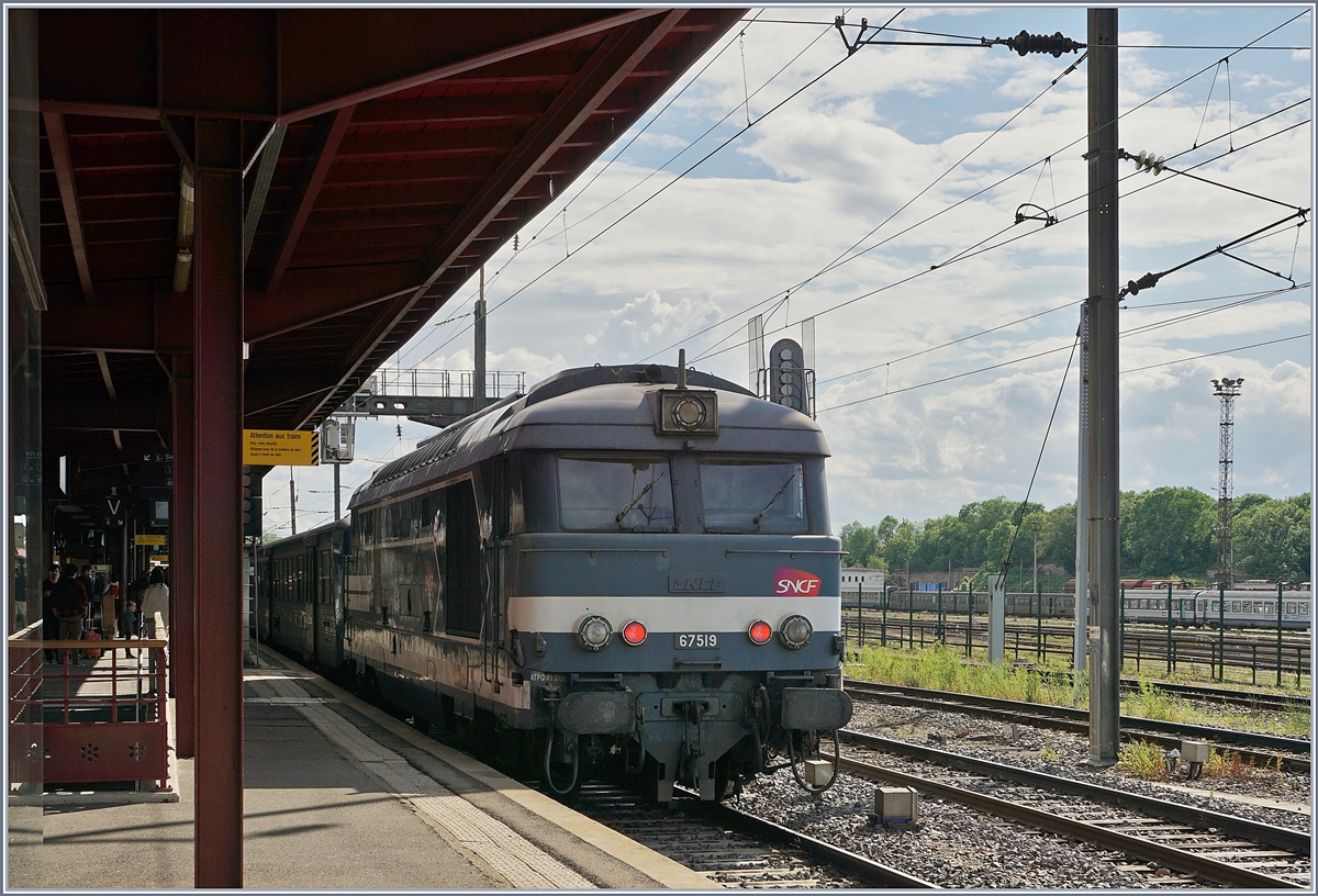 Diesellokklassiger: Die SNCF BB 67519 wartet mit einem TER in Strasbourg auf die Abfahrt.

28. Mai 2019