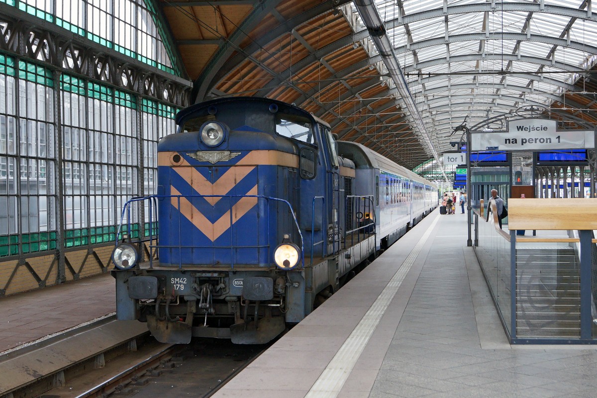 DIESELLOKOMOTIVEN IN POLEN
P.K.P INTERCITY SM42-179 beim Wegstellen von Personenwagen im Bahnhof BRESLAU am 19. August 2014. 
Foto: Walter Ruetsch 