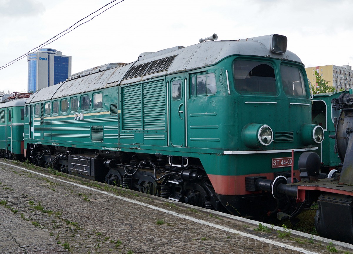 DIESELLOKOMOTIVEN IN POLEN
P.K.P ST 44-001 (1966) im Museum Kolejnictwa aufgenommen am 14. August 2014. F�r den G�terverkehr wurden insgesamt 1'182 Diesellokomotiven dieser Art beschafft. Trotz des geringen Alters und einer H�chstgeschwindigkeit von 100 km/h wurde diese Baureihe bereits ausrangiert. Bei der ST 44-001 handelt es sich um die erste abgelieferte Maschine, die im Eisenbahnmuseum Warschau �berlebt hat.   
Foto: Walter Ruetsch 