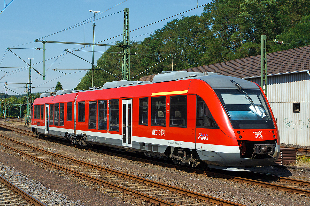 
Dieseltriebwagen 648 702 / 648 202 (95 80 0648 702-8 D-DB ABpd und 95 80 0648 202-9 D-DB Bpd) ein Alstom Coradia LINT 41 der DreiL�nderBahn (DB Regio NRW) ist am 19.07.2014 in Au (Sieg) abgestellt. 

Der Triebzug wurde 2004 von Alstom (LHB) in Salzgitter unter den Fabriknummer 1001222-002 gebaut.
Er hat die EBA-Nummer EBA 04D 14B 002

Hinweis: Aufnahme vom Bahnsteig (Kopfgleis).