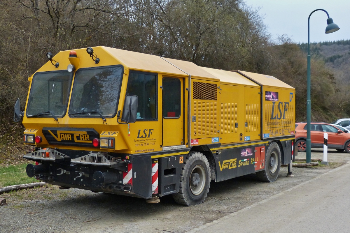 Dieser VAIA CAR Zweiwegefahrzeug (Schieneschwei�wagen), von LSF, steht in Drauffelt bereit um seine Arbeit auf der Gleisbaustelle zu beginnen. 09.04.2021