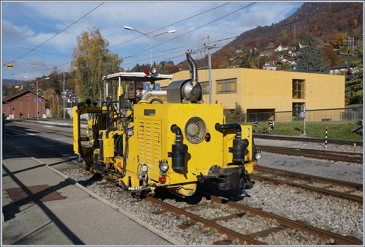 Dieses in Blonay stehende Bahnbaugerät trägt die Sersa  Inventar N° 121000 und wurde 1985 von der Firma Plasser & Theurer unter der Fabriknummer 2734 als Type UNIMA 1 in Österreich konstruiert.
14. Nov. 2018