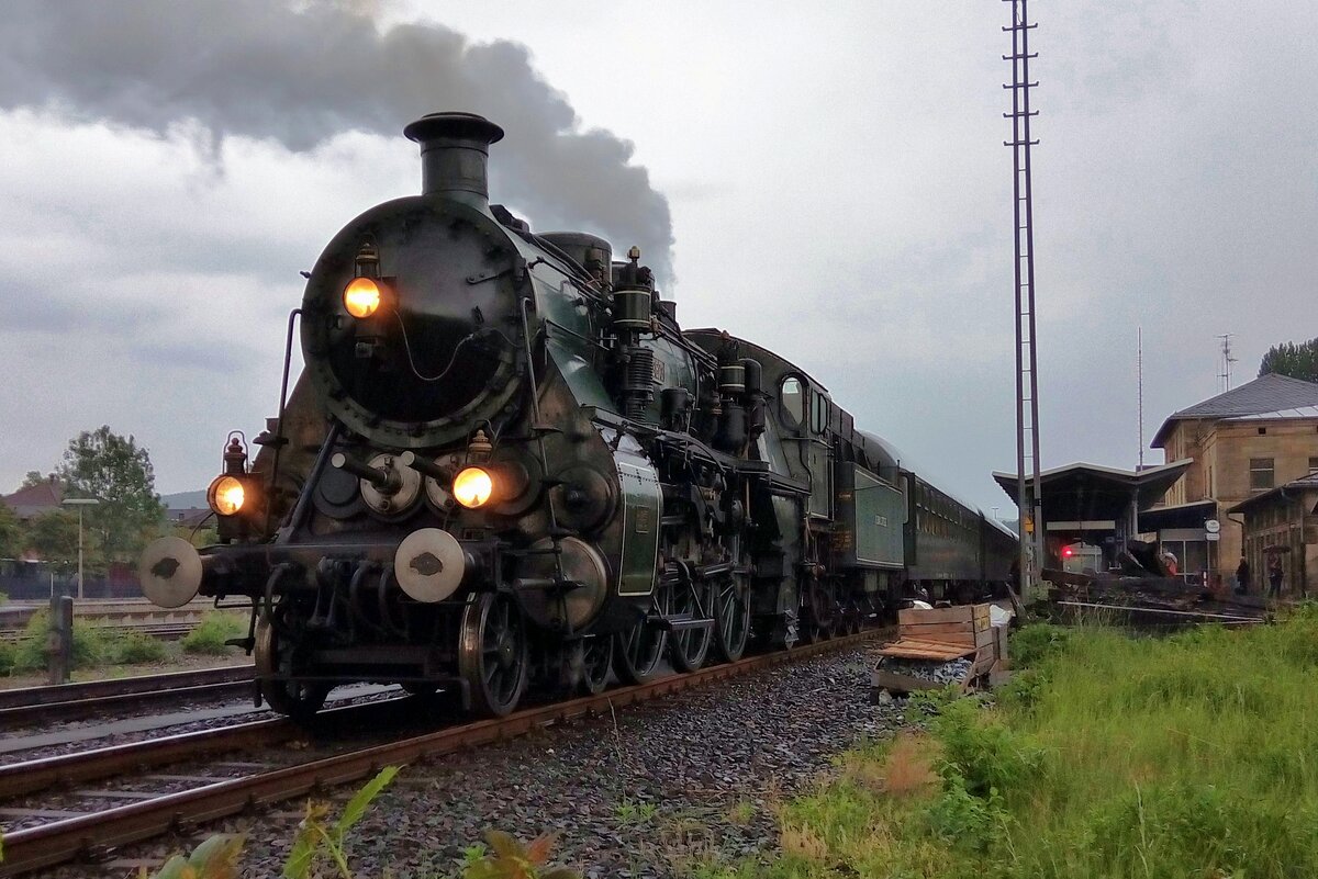 Donnerwetter! Während der Sonderzug mit 3673 von offener Platz in Neuenmarkt-Wirsbergt fotograsfiert wird am 19 Mai 2018 verschwindet die Sonne und macht Platz für ein Gewitter.