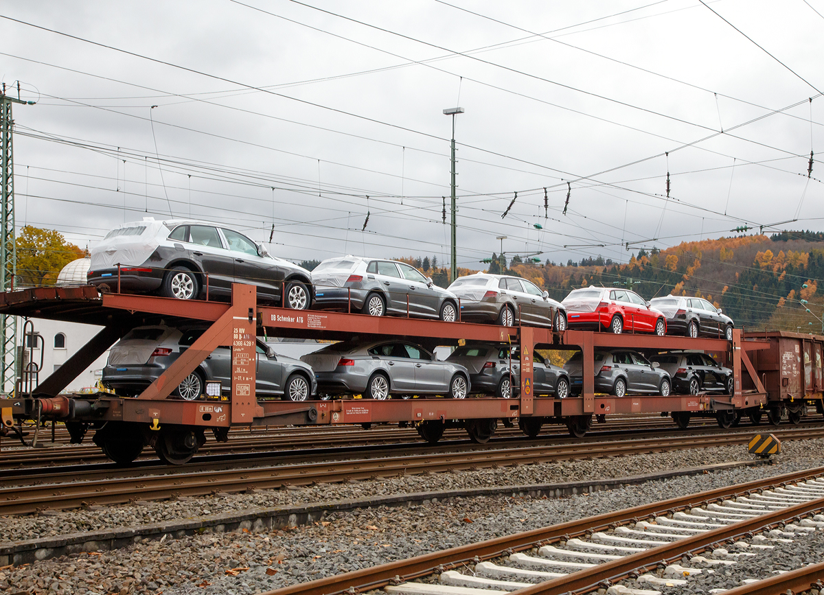 Doppelstock-Autotransportwagen Bauart 553 Laaeks (der Gatttung Laaeks 553) der DB Schenker Rail Automotive GmbH (ex DB Schenker ATG) eingestellt als 25 RIV 80 D-ATG 4366 427-7 am 07.11.2015 im Zugverband bei der Durchfahrt in Betzdorf/Sieg. 

Die zuverl�ssigen und robusten Wagen dieser Bauarten wurden f�r den internationalen Transport von PKW entwickelt.

Zur Be- und Entladung der oberen Ladeebene an Kopframpen k�nnen die Wagenenden aus der Transportstellung in die sogenannte Rampenstellung abgesenkt beziehungsweise angehoben werden. Des Weiteren k�nnen die Wagenenden der oberen Ladeebene in die Beladestellung angehoben werden. Hierdurch wird die maximale Durchfahrtsh�he f�r die Be- und Entladung der Fahrzeuge auf der unteren Ladeebene realisiert. 

TECHNISCHE DATEN:
Gattung: Laaeks (Bauart 553)
Spurweite: 1.435 mm 
Anzahl der Achsen: 4
L�nge �ber Puffer : 27.000 mm
Ladel�nge : 26.100 mm (unten) / 26.500 mm (oben)
Ladebreite : 3.000 mm (unten) / 2.910 mm (oben) 
Wagenh�he: 3.400 mm
H�chstgeschwindigkeit: 100 km/h (120 km/h leer)
Eigengewicht: 25.930 kg
Nutzlast: 18,5  t (unten max. 12 t / oben max. 10 t)
Abstand der �u�eren Rads�tze: 22.300 mm (9.000 / 4.300 / 9.000 mm)
Kleinster befahrb. Gleisbogenhalbmesser: 80 m
