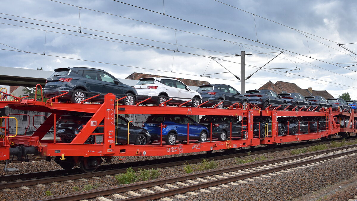 Doppelstockwaggon (Wageneinheit) für den Automobiltransport für die DB Cargo Logistics GmbH im Einsatz mit der Nr. 25 TEN 80 D-ATG 4362 479-3 Laaers 560.2 (GE) beladen mit fabrikneuen SEAT Arona (Kompakt-SUV) in einem gemischten Güterzug am 16.07.25 Höhe Bahnhof Luckenwalde.