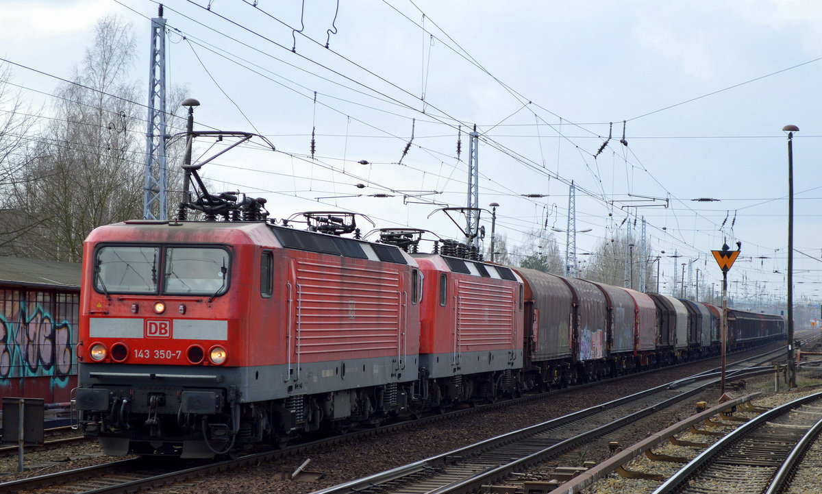 Doppeltraktion 143 350-7 + 143 597-3 mit gemischtem Güterzug am 16.02.18 Berlin-Hirschgarten.