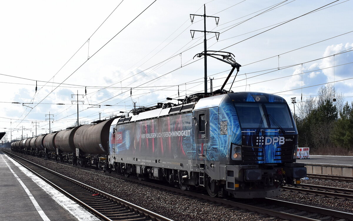 DPB Rail Infra Service GmbH, Frauental [A] mit der geleasten ELL Vectron  6193-438  [NVR-Nummer: 91 80 6193 438-9 D-ELOC] und einem Kesselwagenzug (Eisessig oder Essigsäure, Lösung mit mehr als 80 Masse-% Säure) am 11.03.26 Höhe Bahnhof Schönefeld bei Berlin.