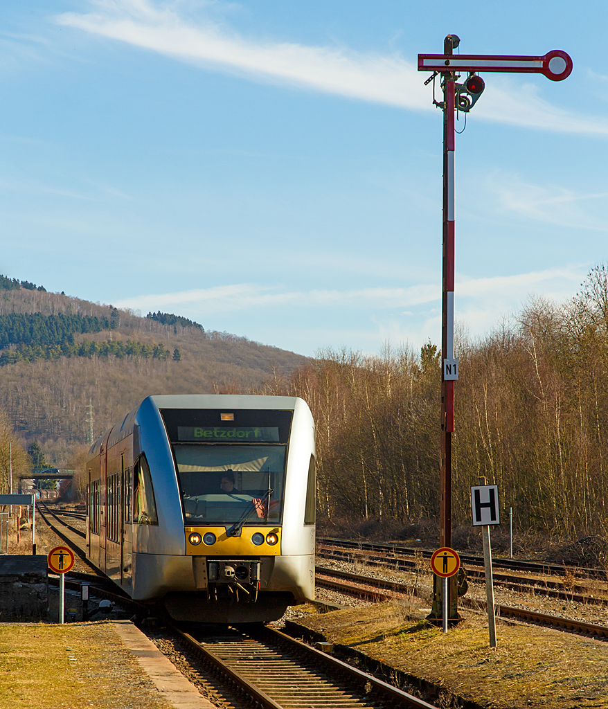 
D'r Zoch k�tt....Wobei es ist eigentlich nur ein Triebwagen.
 
Ein Stadler GTW 2/6 der Hellertalbahn f�hrt am 08.03.2015 als RB 96  Hellertal-Bahn  (Neunkirchen - Herdorf - Betzdorf) in den Bahnhof Herdorf ein. 

Mit ihm beginnen wir unseren Ausflug nach K�ln. Das Ticket kann man bequem beim Fahrer l�sen. Die Tageskarte f�r bis zu 5 Personen kostet z.Z. 34,90 �. Sie ist im ganzen VRS-Netz g�ltig, z.B. in K�ln auch f�r alle Stadt- und U-Bahnen. 
