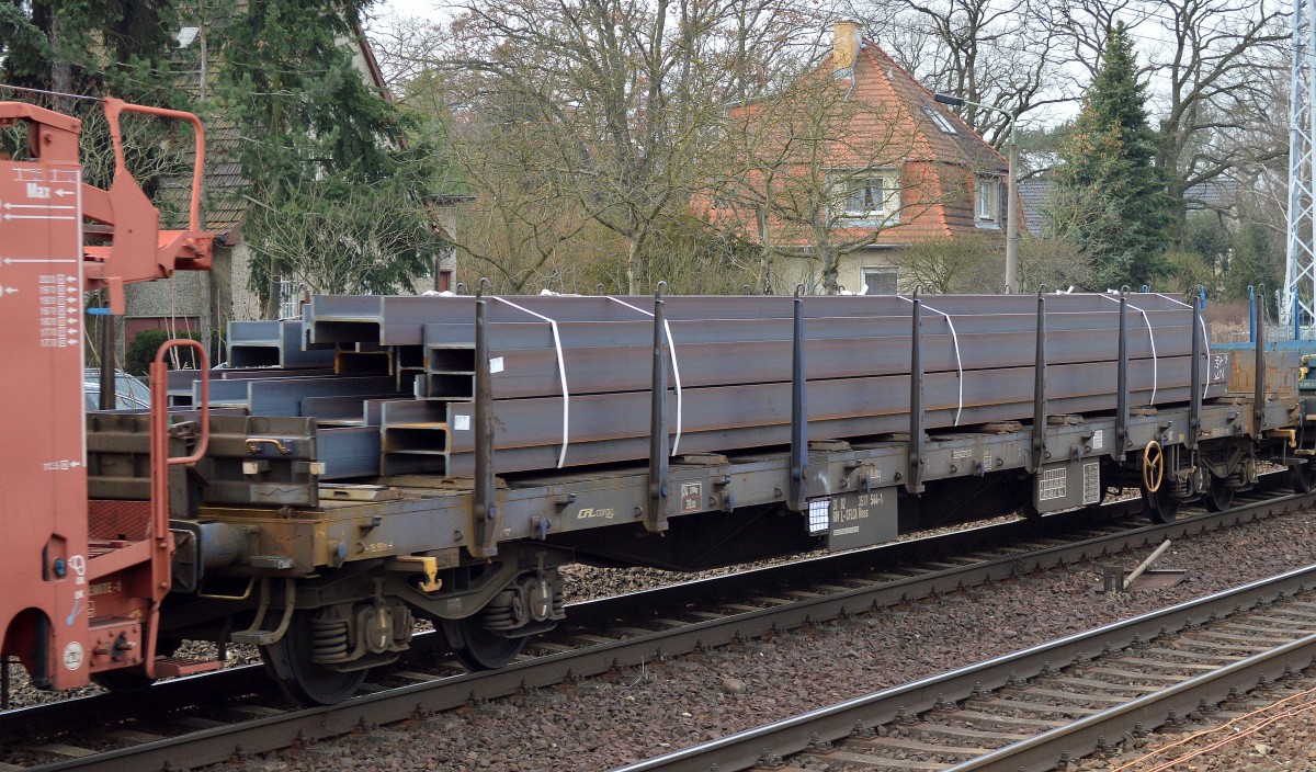 Drehgestell-Flachwagen der CFL Cargo aus Luxemburg mit der Nr. 31 RIV 82 L-CFLCA 3517 544-1 Rnss beladen mit Stahlsegmenten für Spundwände am 03.03.16 Berlin-Hirschgarten.