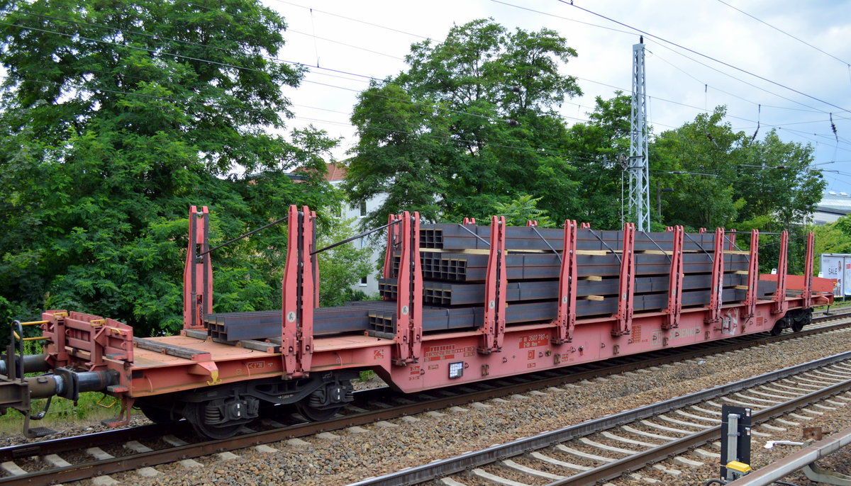 Drehgestell-Flachwagen der DB beladen mit Stahllatten mit der Nr. 81 80 D-DB 3507 787-9 Rbns 646.1 am 30.06.16 Berlin Köpenick.