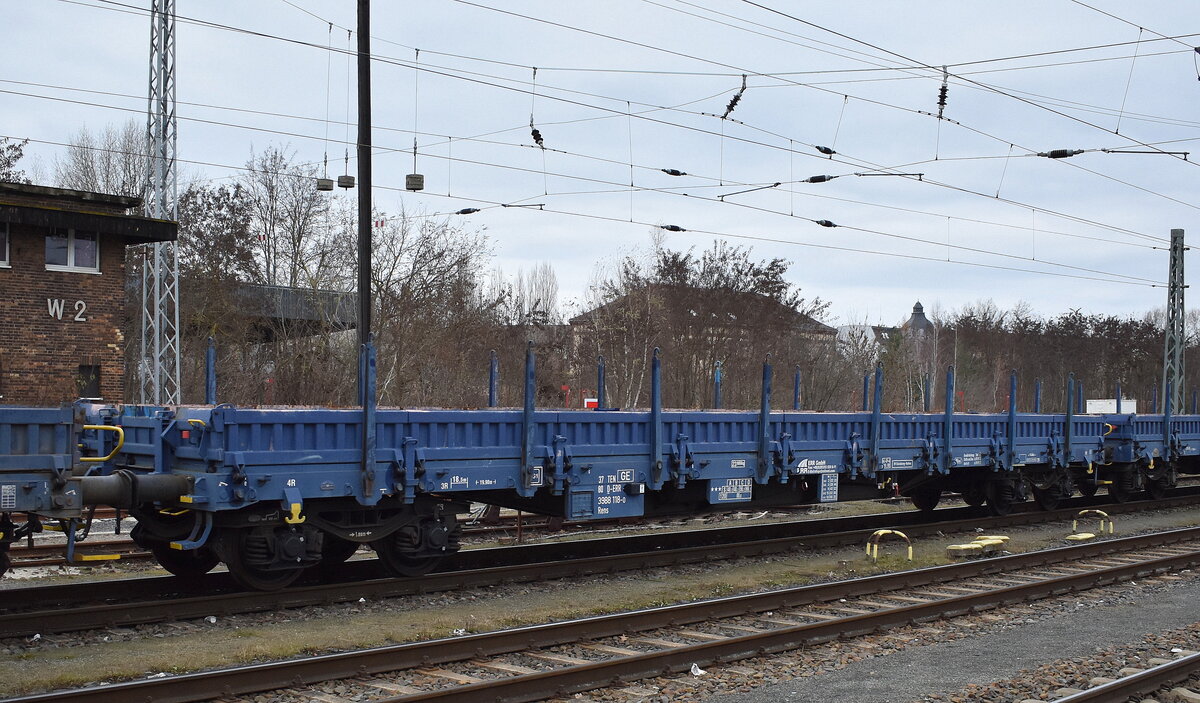 Drehgestell-Flachwagen vom Einsteller ERR European Rail Rent GmbH mit der Nr. 37 TEN 80 D-ERR 3988 118-0 Rens (GE) in REihe baugleicher in einem gemischten Güterzug am 27.11.25 Höhe Bahnhof Elsterwerda.
