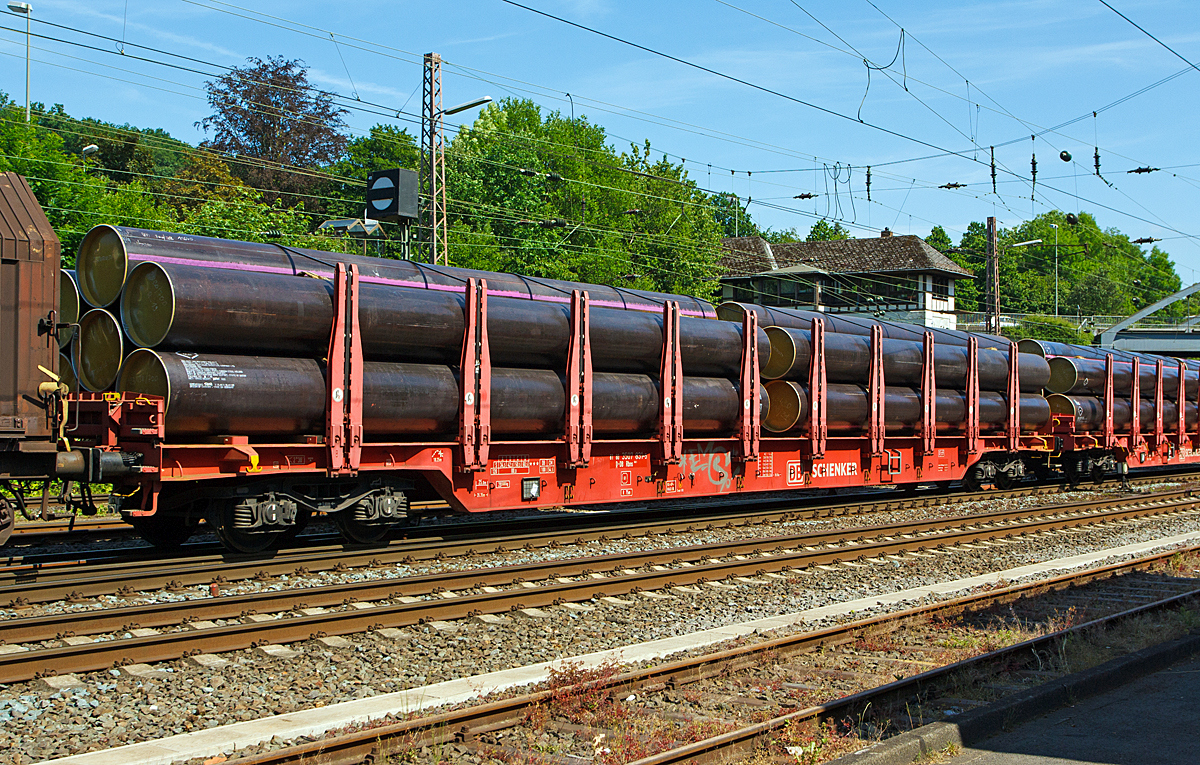 Drehgestell-Flachwagen mit vier Rads�tzen der DB Schenker Rail Deutschland AG mit der Betriebsnummer 81 80 3507 831-5 D-DB Rbns 646.1, beladen mit Gro�rohren, am 12.06.2014 im Zugverbund in Kreuztal. 

Dieser Drehgestellflachwagen mit vier Rads�tzen ist ausgestattet mit 10 Rungenpaaren mit Niederbindeeinrichtungen zur Verzurrung des Ladegutes, umlegbare Stirnwandklappen, feste Ladeschwellen.

Technische Daten der Gattung Rbns 646.1:
L�nge �ber Puffer:  26.350  mm
Drehzapfenabstand:  20.050  mm
Gesamter Radsatzstand:  21.850  mm
Ladel�nge:  25.008  mm
Ladebreite:  2.520  mm
Ladefl�che:  63,0  m�
Wagenh�he (Rungenoberkante):  3.360  mm
Wagenbreite:  3.020  mm
Rungenh�he:  1.980  mm
H�he der Ladeschwellen:  100  mm
Fu�bodenh�he �ber SO:  1.380  mm
H�chstgeschwindigkeit: 100 km/h (beladen) 120 km/h (leer)
Maximales Ladegewicht:  60,5  t
Eigengewicht:  29.500  kg
Drehgestell-Bauart:  629 (Y 25)
Drehgestell-Radsatzstand:  1.800  mm
Kleinster bef. Gleisbogenradius:  75  m
Bauart der Bremse:  KE-GP
Handbremse:  tlw. Fbr
Austauschverfahren:  81
Hersteller:  FW Gniewczyna (Polen)