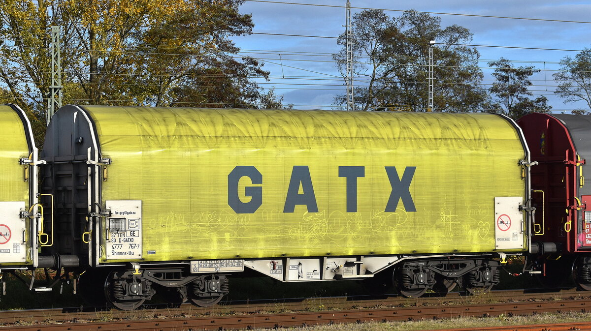 Drehgestell-Flachwagen mit vier Radsätzen, verschiebbarem Planenverdeck und Lademulden für Coil-/Spaltbandtransporte vom Einsteller GATX Rail Germany GmbH mit der Nr. 37 TEN 80 D-GATXD 4777 767-7 Shimmns-ttu (GE) in einem Coilzug am 29.10.25 Höhe Bahnhof Frankfurt/Oder. Drehgestell-Flachwagen mit vier Radsätzen, verschiebbarem Planenverdeck und Lademulden für Coil-/Spaltbandtransporte vom Einsteller GATX Rail Germany GmbH mit der Nr. 37 TEN 80 D-GATXD 4777 767-7 Shimmns-ttu (GE) in einem Coilzug am 29.10.25 Höhe Bahnhof Frankfurt/Oder.