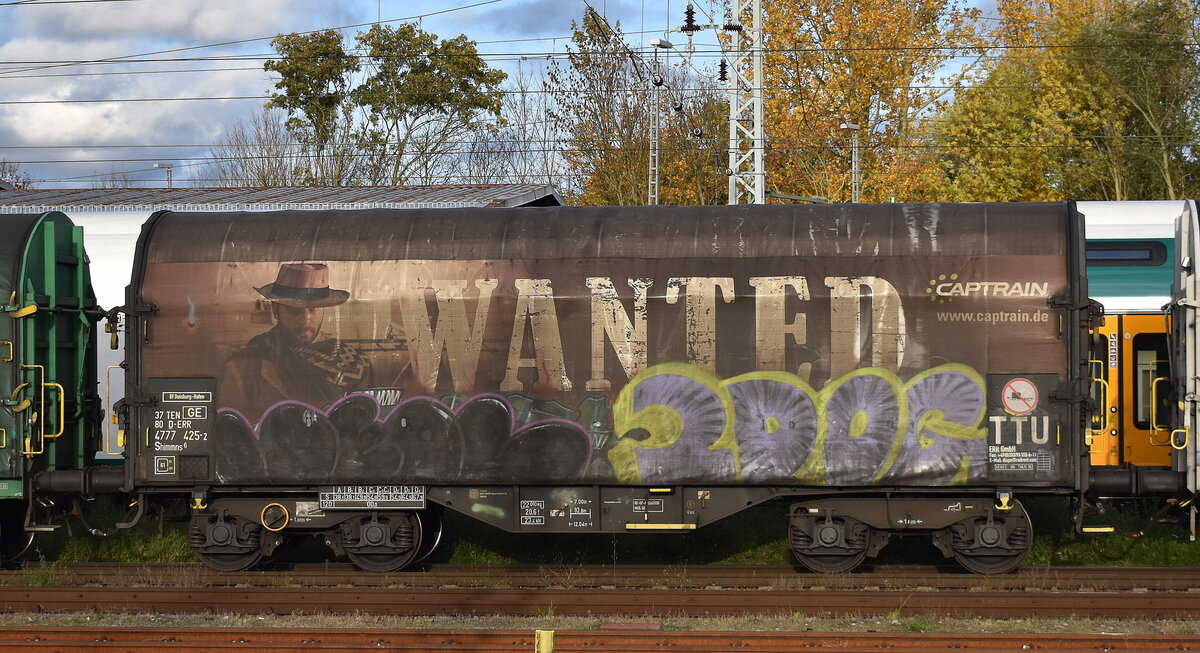 Drehgestell-Flachwagen mit vier Radsätzen, verschiebbarem Planenverdeck und Lademulden für Coil-/Spaltbandtransporte vom Einsteller ERR European Rail Rent GmbH vermietet an Captrain mit der Nr. 37 TEN 80 D-ERR 4777 425-2 Shimmns 6 Bf. Duisburg-Hafen in einem Coilzug am 29.10.25 Höhe Bahnhof Frankfurt/Oder. Die Originalbedruckung der Plane ohne Beschmierung hätte ich gerne mal gesehen, schade!!! Drehgestell-Flachwagen mit vier Radsätzen, verschiebbarem Planenverdeck und Lademulden für Coil-/Spaltbandtransporte vom Einsteller ERR European Rail Rent GmbH vermietet an Captrain mit der Nr. 37 TEN 80 D-ERR 4777 425-2 Shimmns 6 Bf. Duisburg-Hafen in einem Coilzug am 29.10.25 Höhe Bahnhof Frankfurt/Oder. Die Originalbedruckung der Plane ohne Beschmierung hätte ich gerne mal gesehen, schade!!!