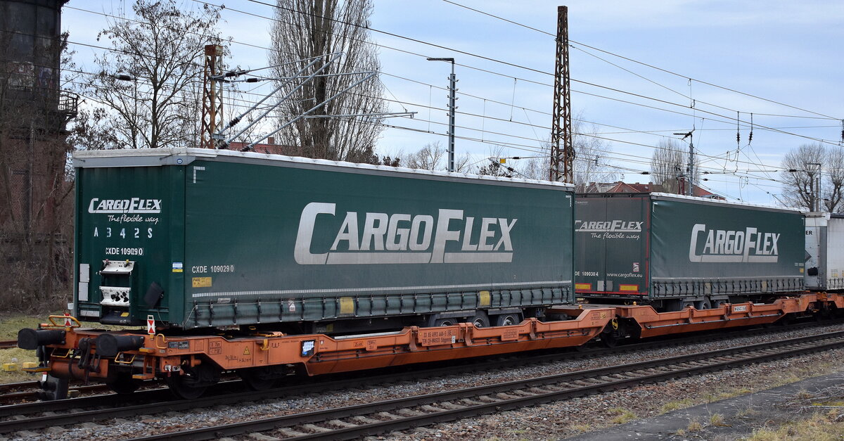 Drehgestell-Gelenktaschenwagen aus der Schweiz vom Einsteller WASCOSA AG mit der Nr. 33 TEN 85 CH-WASCO 4992 668-5 Sdggmrss (GE) in einem KLV-Zug am 24.02.25 Höhe Bahnhof Frankfurt (Oder). 