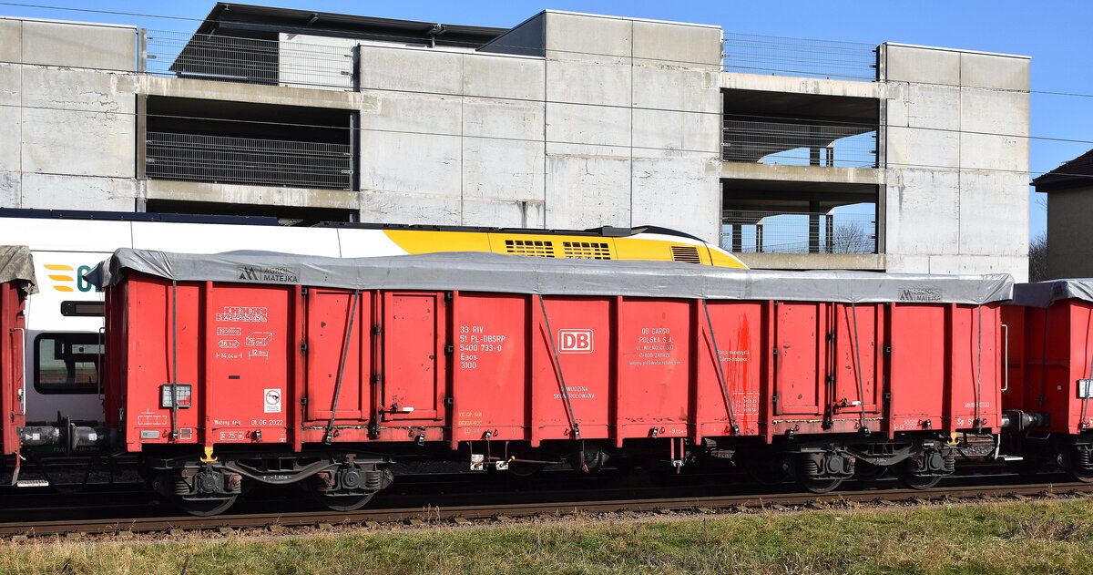 Drehgestell-Hochbordwagen von DB Cargo Polska S.A., Zabrze mit der Nr. 33 RIV 51 PL-DBSRP 5400 733-0 Eaos mit Folie der polnischen Fa. Agrol MATEJKA abgedeckt zum Schutz des Getreides in einem Ganzzug abfahrbereit am 24.02.25 Höhe Bahnhof Frankfurt (Oder).