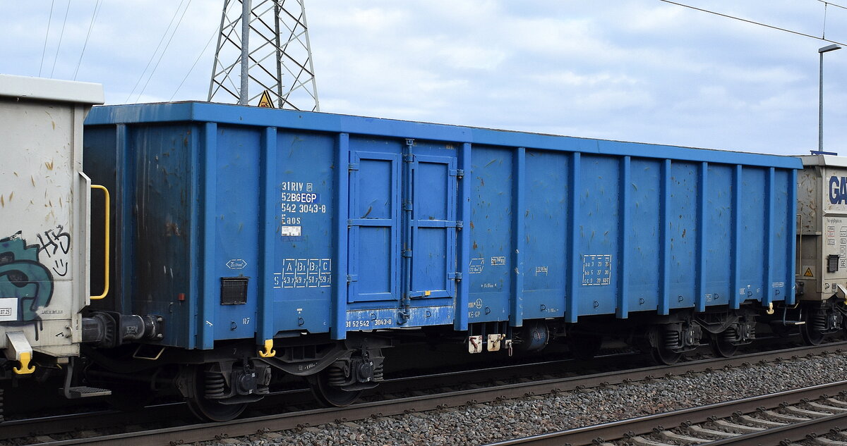 Drehgestell-Hochbordwagen der EGP - Eisenbahngesellschaft Potsdam mbH mit bulgarischer Registrierung mit der Nr. 31 RIV 52 BG-EGP 542 3043-8 Eaos in einem Ganzzug am 24.02.26 Höhe Bahnhof Rodleben.