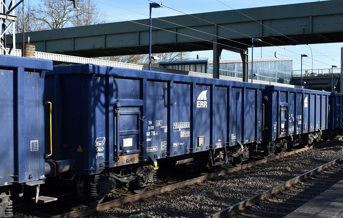 Drehgestell-Hochbordwagen vom Einsteller ERR European Rail Rent GmbH mit der Nr. 37 TEN 80 D-ERR 5840 716-4 Eamnos1 (GE) Bf. Duisburg-Hafen in einem Ganzzug am 07.03.25 Durchfahrt Bahnhof Berlin Hohenschönhausen.