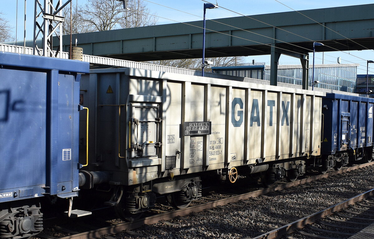 Drehgestell-Hochbordwagen vom Einsteller GATX Rail Germany GmbH mit niederländischer Registrierung mit der Nr. 37 TEN 84 NL-GATXD 5840 933-1 Eamnos (GE) in einem Ganzzug am 07.03.25 Durchfahrt Bahnhof Berlin Hohenschönhausen.