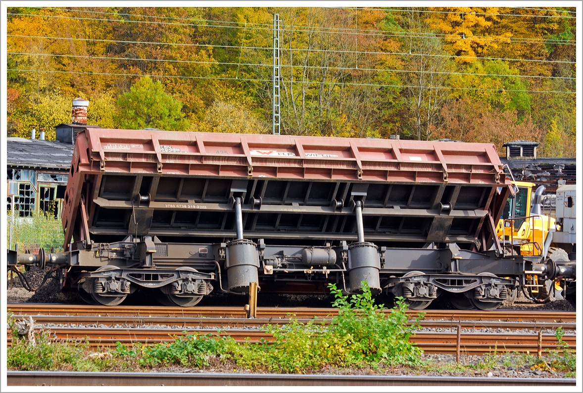 Drehgestell-Sch�ttgutkippwagen der Gattung Fas  aus polnischer Herstellung vom Typ Dumpcar - 418V (37 80 RIV 6738 219-2 D-GBM) der GBM Wiebe (GBM Nr. 425). Hier am 22.10.2013 in Dillenburg in Kippstellung (Entladestellung). 

Gut zu sehen sind, die zwei m�chtigen doppelwirkenden Druckluftzylinder auf dieser Seite. Der Arbeitsdruck der Pneumatik ist 5 Bar. Die Speisung mit Druckluft kann �ber die Hauptluftleitung via angeschlossene Lokomotive oder durch einen externen transportablen Generator geschehen.

Technische Daten: 
Spurweite:  1.435 mm
L�nge �ber Puffer:  12.540  mm
Drehzapfenabstand:  7.500  mm
Gesamter Radsatzstand:  9.300  mm 
Drehgestell-Radsatzstand:  1.800  mm 
Ladefl�che:  26,0  m�
Laderaum:  31,0  m�
Wagenh�he:  3.250 mm
Wagenbreite: 3.080 mm
H�chstgeschwindigkeit:  100  km/h
Maximales Ladegewicht:  53  t
Eigengewicht:  26.860  kg
Drehgestell-Bauart:  Y 25 Cs
Drehgestell-Radsatzstand:  1.800  mm
Kleinster befahrbarer Radius:  75  m