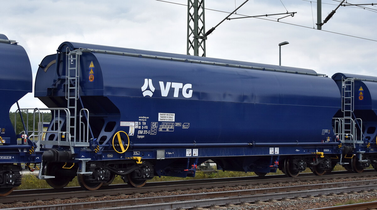 Drehgestell-Schüttgutwagen mit Schwenkdach und dosierbarer Schwerkraftentladung für Getreidetransporte vom Einsteller VRG mit der Nr. 35 TEN 80 D-VTG 0768 373-5 Tagnpps (GE) in einem Ganzzug am 01.10.25 Höhe Bahnhof Rodleben.