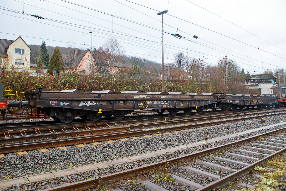 Drehgestellflachwagen mit sechs Rads�tzen, mit Lademulden f�r Coiltransporte (Blechrollen) der Gattung Sahmms-t 710, Nummer 31 80 4871 341-2 RIV D-DB der DB Cargo Deutschland AG, am 08.12.2018 bei einer Zugfahrt in Kreuztal.

Auf den eigentlichen Drehgestell-Flachwagen ist ein Ladegestell aufgesetzt, im dem sich 7 Lademulden f�r Coils befinden. Bei Bedarf kann das Ladegestell abgehoben werden und der Wagen kann so f�r andere G�ter verwendet werden.

Technische Daten:
Spurweite: 1.435 mm
Anzahl der Achsen: 6 in zwei Drehgestellen
L�nge �ber Puffer: 16.400 mm
Drehzapfenabstand: 8.400 mm
Achsabstand im Drehgestell: 3.400 (2 � 1.700) mm
Gesamter Radsatzstand: 11.800 mm
Ladel�nge: 15.000 mm
Ladebreite in den Mulden (Sahmms-t): 2.450 mm
max Coil-�: 2.200 mm
H�chstgeschwindigkeit: 100 km/h (beladen) /120 km/h (leer)
Maximales Ladegewicht: 84,5 t (Streckenklasse CE oder h�her)
Eigengewicht: 35.200 kg
Achslast: 20 t
Kleinster bef. Gleisbogenradius: 80 m
Bauart der Bremse: KE-GP
Handbremse: Fbr  