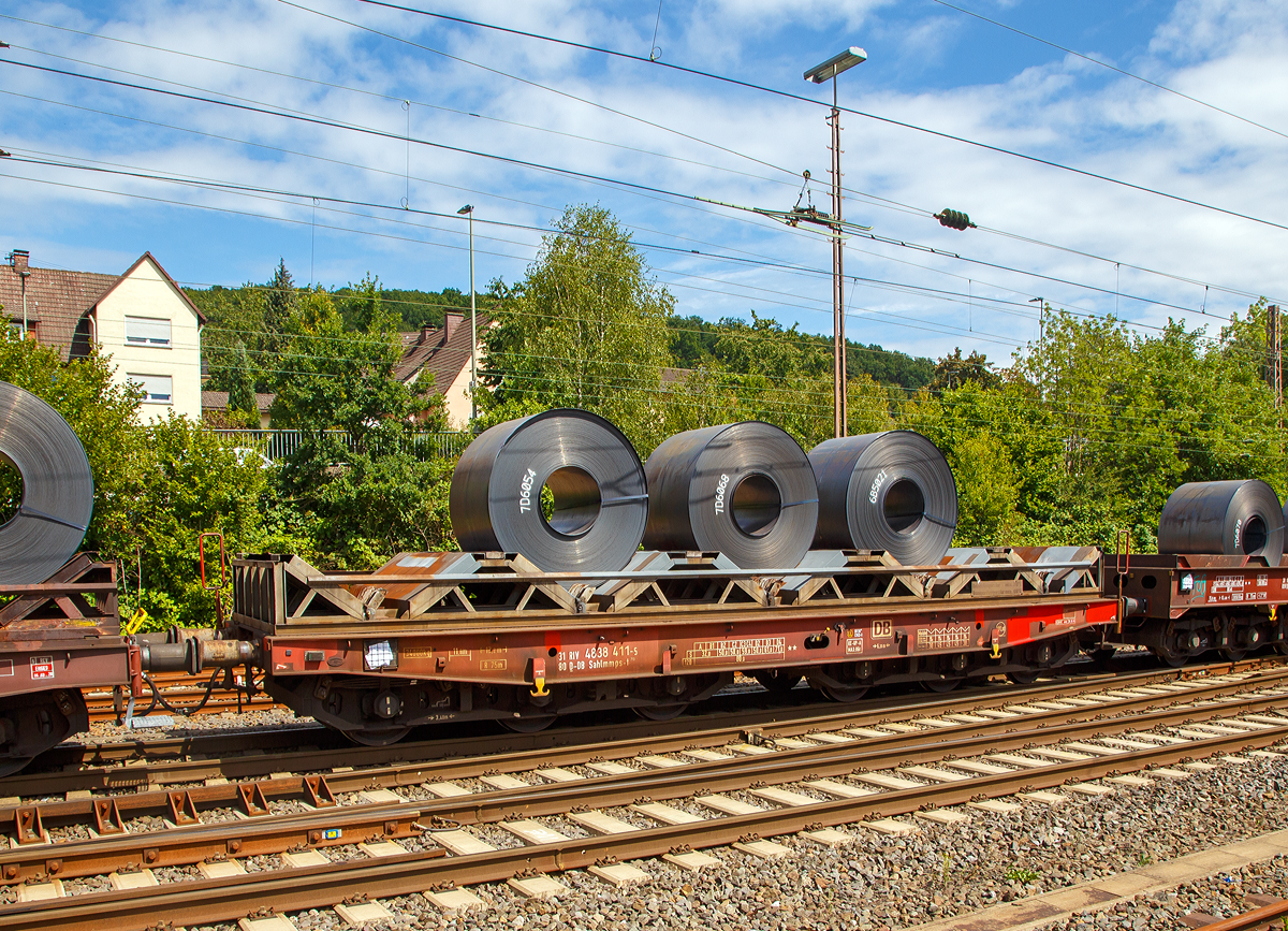 
Drehgestellflachwagen mit sechs Radsätzen, mit Lademulden für Coiltransporte der Gattung Sahlmmps-t 713 Nummer 31 80 4838 411-5 D-DB der DB Cargo Deutschland AG, bei einer Zugdurchfahrt (beladen mit Warmband-Coils) am 24.07.2020 in Kreuztal.

Auf den eigentlichen Drehgestell-Flachwagen ist ein Ladegestell aufgesetzt, im dem sich 5 Lademulden für Coils befinden. Bei Bedarf kann das Ladegestell abgehoben werden und der Wagen kann so für andere Güter verwendet werden.

Das DB Werk Leipzig-Engelsdorf bauet zwischen 1999 und 2001 100 Drehgestell-Flachwagen für den Coil-Transport, die als Sahlmmps-t 713 bezeichnet werden. 

Technische Daten:
Spurweite: 1.435 mm
Anzahl der Achsen: 6 in zwei Drehgestellen
Länge über Puffer: 13.200 mm
Drehzapfenabstand: 6.200 mm
Achsabstand im Drehgestell: 3.400 (2 × 1.700) mm
Abstand der äußeren Radsätze: 9.600 mm
Ladelänge: 11.800 mm
Ladebreite in den Mulden: 2.450 mm
max Coil-Ø: 2.200 mm
Höchstgeschwindigkeit: 100 km/h (beladen) /120 km/h (leer)
Maximales Ladegewicht: 71t (Streckenklasse D4 oder höher)
Max. Tragfähigkeit: 101 t
Eigengewicht: 34.000 kg
Achslast: 20 t
Kleinster bef. Gleisbogenradius: 75 m
Bauart der Bremse: KE-GP-A
Intern. Verwendungsfähigkeit: RIV
