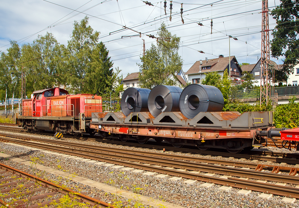 
Drehgestellflachwagen mit sechs Radsätzen, mit Lademulden für Coiltransporte der Gattung Sahlmmps-t 721 Nummer 31 80 4838 790-2 D-DB der DB Cargo Deutschland AG, bei einer Zugdurchfahrt (beladen mit Warmband-Coils) gezogen von der 294 817-2 am 24.07.2020 in Kreuztal.

Auf den eigentlichen Drehgestell-Flachwagen ist ein Ladegestell aufgesetzt, im dem sich 5 Lademulden für Coils befinden. Bei Bedarf kann das Ladegestell abgehoben werden und der Wagen kann so für andere Güter verwendet werden.

DB Schenker beschaffte bei Tatravagónka Poprad (Slowakei) 100 dieser sechsachsige Drehgestell-Flachwagen mit Lademulden für den Transport von Coils, die in den Jahren 2010 und 2011 geliefert wurden.

Technische Daten:
Spurweite: 1.435 mm
Anzahl der Achsen: 6 in zwei Drehgestellen
Länge über Puffer: 13.200 mm
Drehzapfenabstand: 6.200 mm
Achsabstand im Drehgestell: 3.400 (2 × 1.700) mm
Abstand der äußeren Radsätze: 9.600 mm
Ladelänge: 11.800 mm
Ladebreite in den Mulden: 2.450 mm
max Coil-Ø: 2.200 mm
Höchstgeschwindigkeit: 100 km/h (beladen) /120 km/h (leer)
Maximales Ladegewicht: 71.5 t (Streckenklasse CE oder höher)
Max. Tragfähigkeit: 101 t
Eigengewicht: 34.000 kg
Achslast: 20 t
Kleinster bef. Gleisbogenradius: 75 m
Bauart der Bremse: KE-GP-A
Handbremse: Fbr
Intern. Verwendungsfähigkeit: TEN-GE