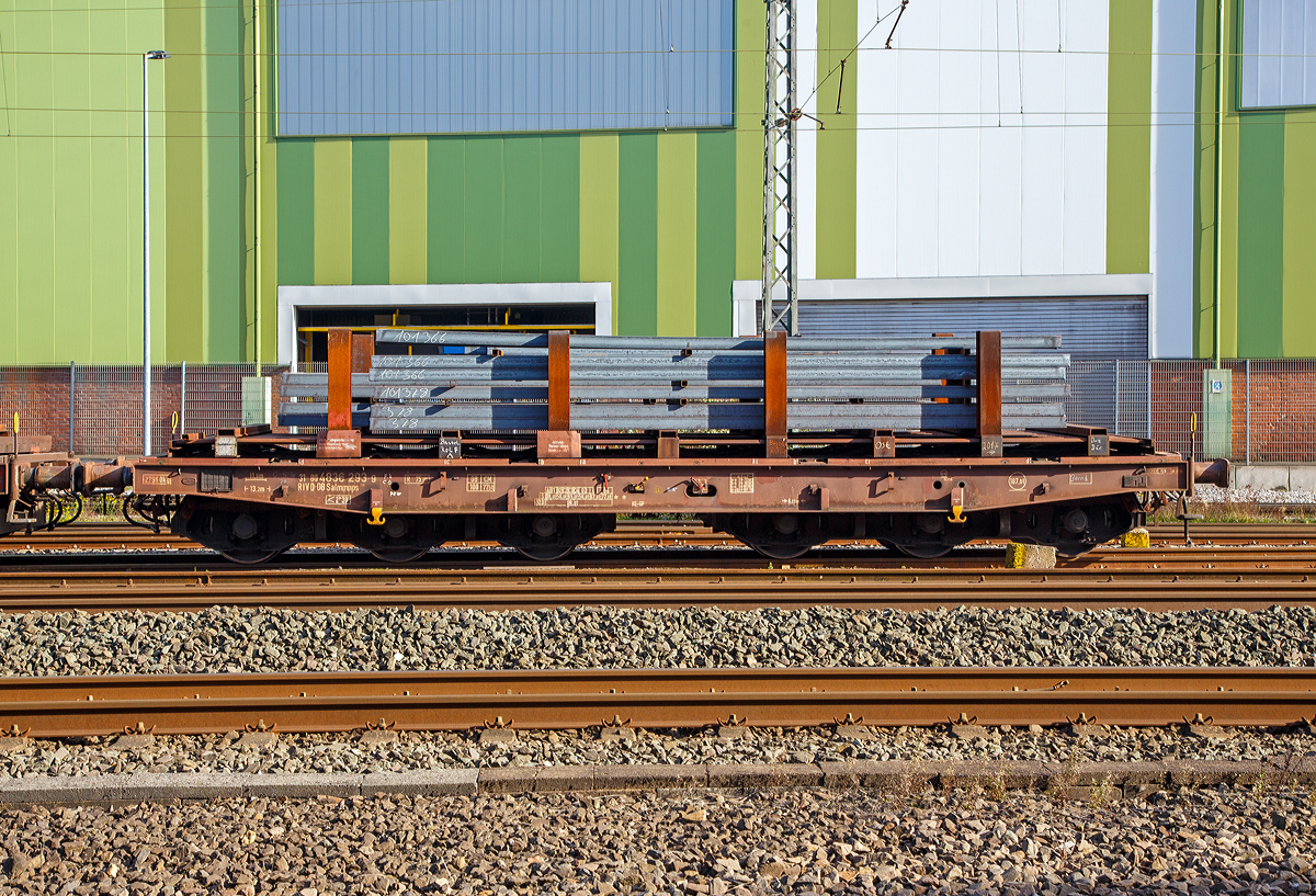 Drehgestellflachwagen mit sechs Rads�tzen, ohne Seiten- und Stirnw�nde, ohne Rungen, mit einem Ladegestell f�r Stahlkn�ppel, 31 80 4836 293-9 D-DB, der Gattung Salmmnps 706, der DB Cargo Deutschland AG abgestellt am 26.10.2019 in Siegen-Geisweid beim DEW Edelstahlwerk, beladen mit Stahlkn�ppel (quadratische Halbzeug aus Stahl). Das Ladegestell wiegt 5.240 kg und ist nicht bei der Wagenlastgrenze ber�cksichtigt.

Gebaut wurde der Wagen als Gattung Samms 695 von ELH Waggonbau Niesky GmbH. Zwischen 1988 und 1993 wurden an fast allen Samms 695 die Rungen und Stirnborde entfernt, um die Wagen speziell im Stahlverkehr einzusetzen. Die so umgebauten Wagen wurden von der DB in Salmmnps 706 umgezeichnet.

TECHNISCHE DATEN:
Gattung: Salmmnps 706 (Gattungskennzahl 4836)
Spurweite: 1.435 mm (Normalspur)
L�nge �ber Puffer:  13.200 mm
Drehzapfenabstand: 6.200 mm
Radsatzstand in den Drehgestellen: 2 x 1.700 mm = 3.400 mm
Ladel�nge: 11.804  mm
Ladebreite: 3.050 mm (Auflagefl�che f�r Ladegestell)
Fu�bodenh�he �ber SO: 1.300 mm (UK Ladegestell)
Ladefl�che:  36 m�
Eigengewicht: 27.960kg 
Zuladung bei Lastgrenze S: 77,0 t (ab Streckenklasse D4) 
Streckenklasse CE bei max.100 km/h:  80,0 t 
Max. Zuladung: 107,0 t
Max. Geschwindigkeit: 100 km/h / 120 km/h (leer)
Kleinster Gleisbogenhalbmesser: 75 m
Bauart der Bremse: KE-GP
Verwendungsf�higkeit: RIV

Die Wagen sind haupts�chlich f�r den Brammentransport bestimmt. Es k�nnen jedoch auch andere G�ter damit bef�rdert werden. Im Fu�boden sind auf jeder Seite 6 Zurringe versenkt angebracht. Au�erdem befinden sich an den Au�enlangtr�gern Zurr�sen in ausreichender Anzahl. Zur Aufnahme einer Abdeckhaube sind 4 Taschen und f�r die Arretierung eines Coil-Ladegestells 4 Lager eingebaut.

Die Schwei�konstruktion des Untergestells besteht im Wesentlichen aus Walzprofilen, die Au�enlangtr�ger aus Zusammengeschwei�ten Breitflachtr�gern der Materialg�te St 52. Die Au�enlangtr�ger sind durch Hauptquertr�ger, Quertr�ger und Vorbauten miteinander verbunden. Der Untergestellvorbau besteht aus Blechen und Kantprofilen der Materialg�te St 52. Er entspricht in seinem Aufbau dem Samms 709. Der Fu�boden besteht aus 5 mm dicken Leichtspundwandprofilen (Kanaldielen).