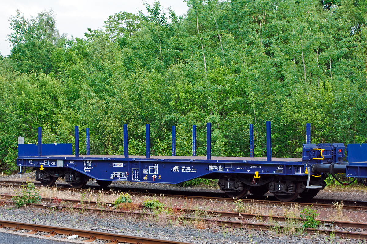 Drehgestellflachwagen mit vier Rads�tzen der Gattung Sgmmns2 (37 80 4505 200-8 D-ERR) der Vermietungsfirma ERR European Rail Rent GmbH (Duisburg) am 03.06.2014 im Zugverbund im Bahnhof Herdorf. 

Der Wagen besitzt 12 Steckrungen, 20 Rungentaschen, 2 klappbare Stirnw�nde, 6 Ladeschwellen, an den �u�eren L�ngstr�ger je 7 Zurr�sen, sowie 8 versenkbare Containerzapfen f�r 1 x 40’ und 2 x 20’ ISO Container. 

Technische Daten:
Spurweite: 1.435 mm
L�nge �ber Puffer: 14.190 mm
Ladel�nge: 12.800 mm
Ladebreite: 3.100 mm (ohne Rungen), 2.600 mm (zwischen Rungen):
Drehzapfenabstand: 9.150 mm
Achsabstand im Drehgestell: 1.800 mm
Drehgestell: Y25Ls1 (K) 
Eigengewicht: ca. 20,9 t
Zul. Radsatzlast: 22,5 t
H�chstgeschwindigkeit: 100 km/h (leer 120 km/h)
Hersteller des Wagen ist wohl die ERR selbst.
