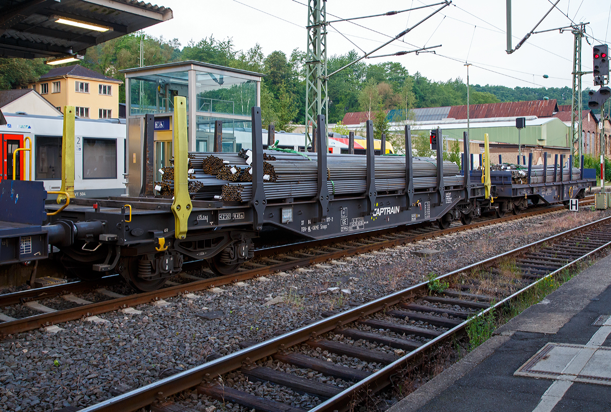 
Drehgestellflachwagen mit vier Radsätzen der Gattung Smnps 194 (37 84 4616 077-2 NL-ORME) der Vermietungsfirma On Rail Gesellschaft für Eisenbahnausrüstung und Zubehör mbH (Mettmann) am 01.06.2017 im Zugverband in Betzdorf/Sieg.

Der Wagen besitzt 16 Rungen, 12 Hartholz-Ladeschwellen und der Fußboden ist mit Gitterrosten begehbar ausgelegt. 

Technische Daten:
Hersteller: Transwagon AD (ТРАНСВАГОН АД), Burgas in Bulgarien
Spurweite: 1.435 mm
Achsanzahl: 4 (in 2 Drehgestelle)
Länge über Puffer: 16.740 mm
Ladelänge: 15.500 mm
Ladebreite: 2.830 mm 
Drehzapfenabstand: 11.700 mm
Achsabstand im Drehgestell: 1.800 mm
Laufraddurchmesser (neu): 920 mm
Drehgestell: Y25Ls1
Eigengewicht: 21.860 kg
Max. Zuladung: 68,1 t (Streckenklasse D)
Zul. Radsatzlast: 22,5 t
Höchstgeschwindigkeit: 100 km/h (leer 120 km/h)
Verwendungsfähigkeit: TEN
Kleister befahrbarer Gleisbogen: R = 45 m
Bauart der Bremse: KE – GP – A (K) – 12 