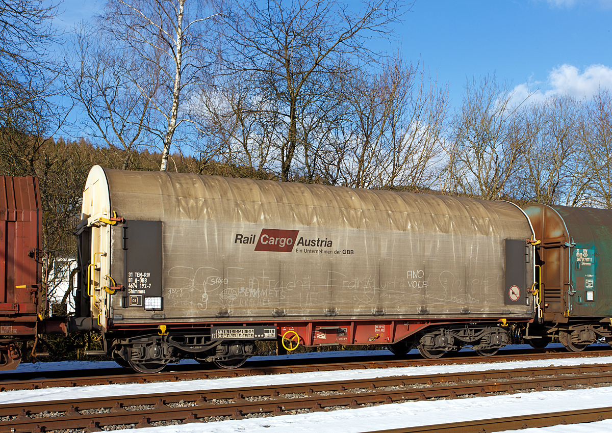 Drehgestellflachwagen mit vier Rads�tzen, verschiebbarem Planenverdeck und Lademulden f�r Coiltransporte, der Rail Cargo Austria (ein Unternehmen der �BB), eingestellt als 31 TEN-RIV 81 A-�BB 4874 192-7 Gattung Shimmns, abgestellt am 08.02.2015  in Herdorf (KSW - Freien Grunder Eisenbahn)

Dies Planen k�nnen jeweils soweit zusammen geschoben werden, dass zum Be- und Entladen die Ladefl�che zu zwei Drittel freigelegt ist.

Technische Daten:
TECHNISCHE DATEN:
Gattung: Shimmns, Typnummer 4874
Spurweite: 1.435 mm
Achsenanzahl: 4
L�nge �ber Puffer : 12.510 mm
Drehzapfenabstand:  7.380 mm
Achsabstand im Drehgestell: 1.800 mm
H�chstgeschwindigkeit: 100 km/h (120 km/h leer)
Eigengewicht:  23.700 kg
Nutzlast:  66,3 t
Ladel�nge: 11,18 m
Ladebreite: 2,40 m
Besonderheiten: 5 Lademulden f�r Blechrollen
kleinster befahrbarer Gleisbogenradius: 35 m
