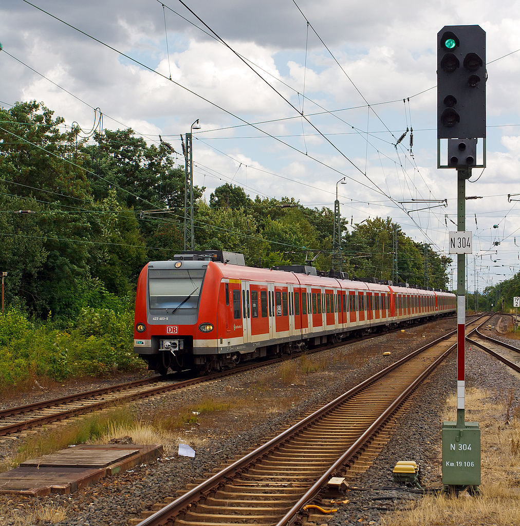 
Drei gekoppelte S-Bahn-Triebzüge der Baureihe 423/433 der S-Bahn Rhein-Main fahren am 11.08.2014, als Linie S5 (Friedrichsdorf - Bad Homburg - Frankfurt am Main) in den Bahnhof Bad Homburg vor der Höhe ein.