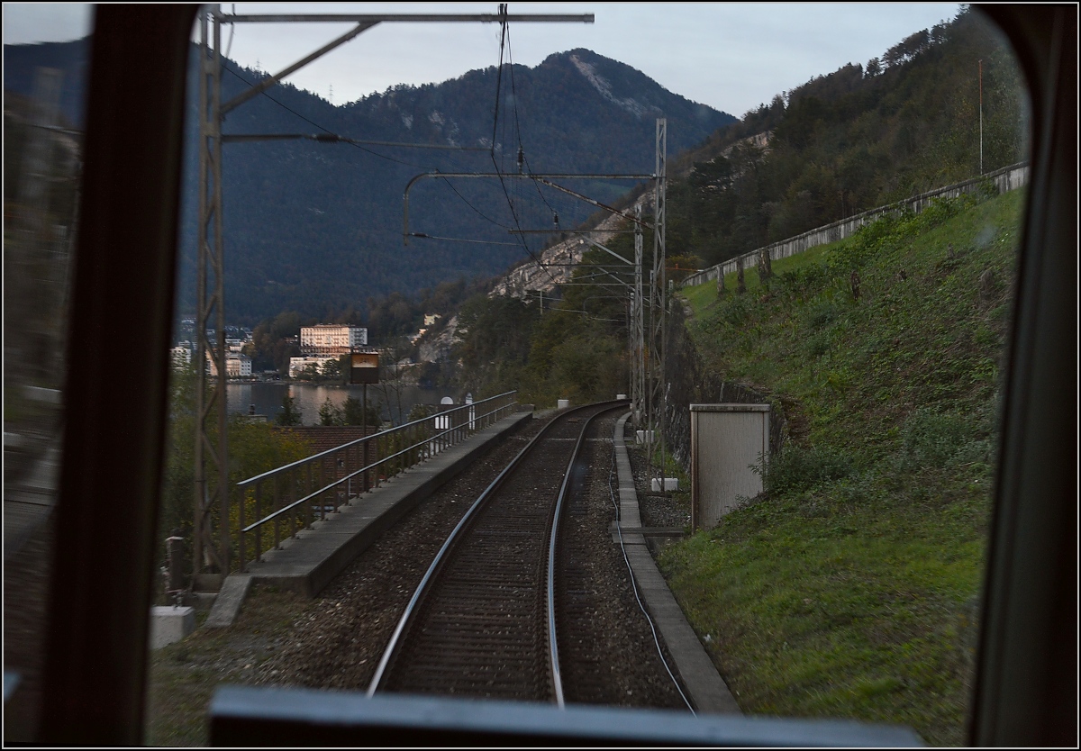Drittletzter Planeinsatz von RBe 540 bei der SBB. 

Blick vom Einstiegsbereich des RBe 540 039-5 auf die Gotthardzufahrt; hier bei Morschach. Oktober 2014