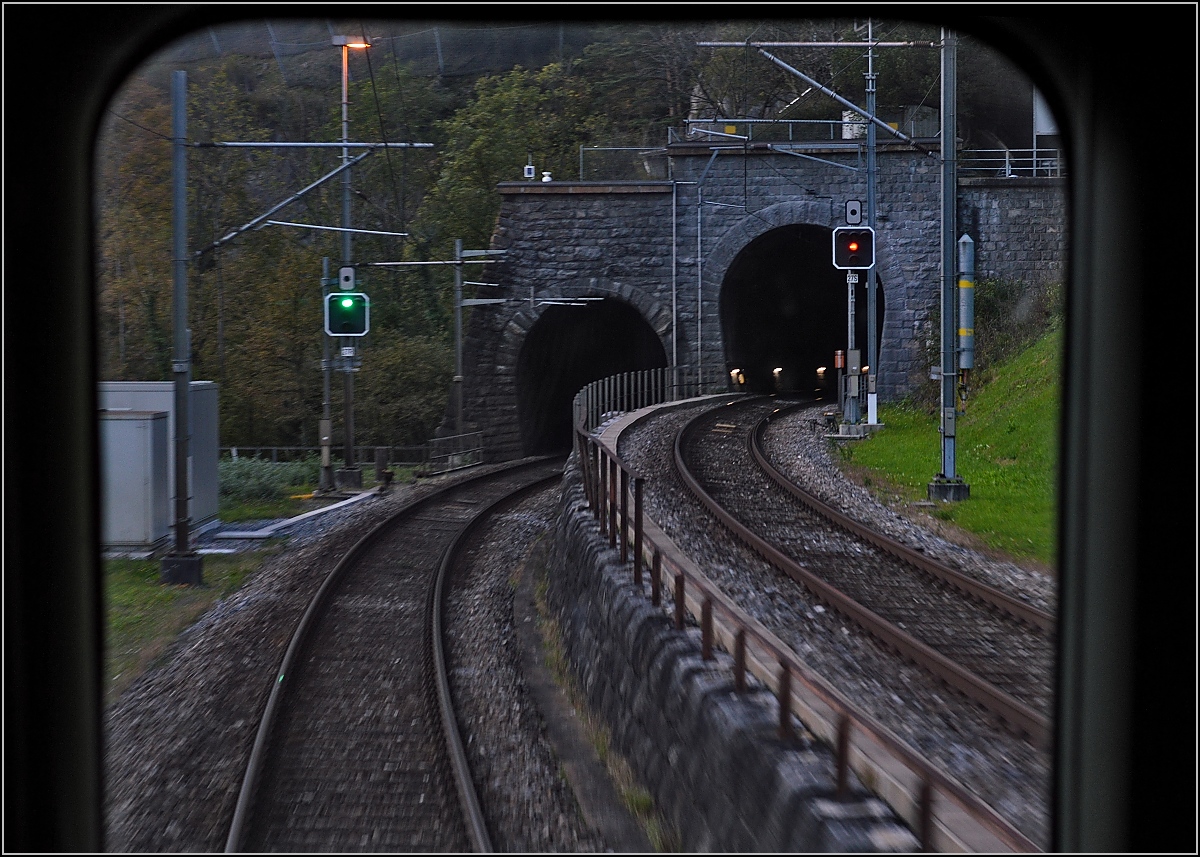 Drittletzter Planeinsatz von RBe 540 bei der SBB. 

Blick vom Einstiegsbereich des RBe 540 039-5 auf die Gotthardzufahrt; interessante Anordnung der Tunneleinfahrten. Oktober 2014