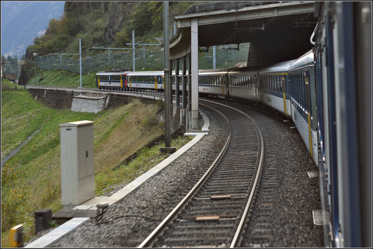 Drittletzter Planeinsatz von RBe 540 bei der SBB. 

Blick aus dem RBe 540 039-5 bis zum Zugschluss mit RBe 540 034-6 bei Gurtnellen. Oktober 2014