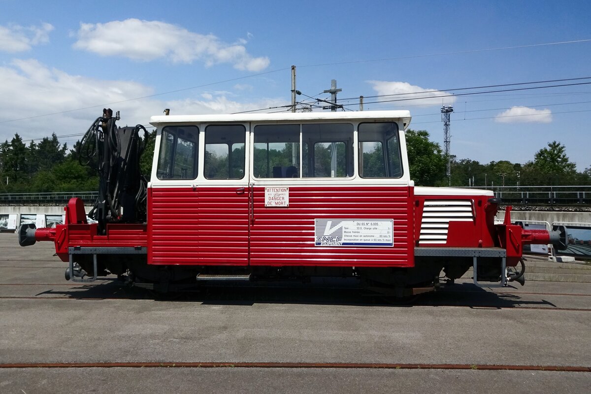 DU 65 6-005 steht am sonnigen 30 Mai 2019 ins Cit� du Train in Mulhouse.