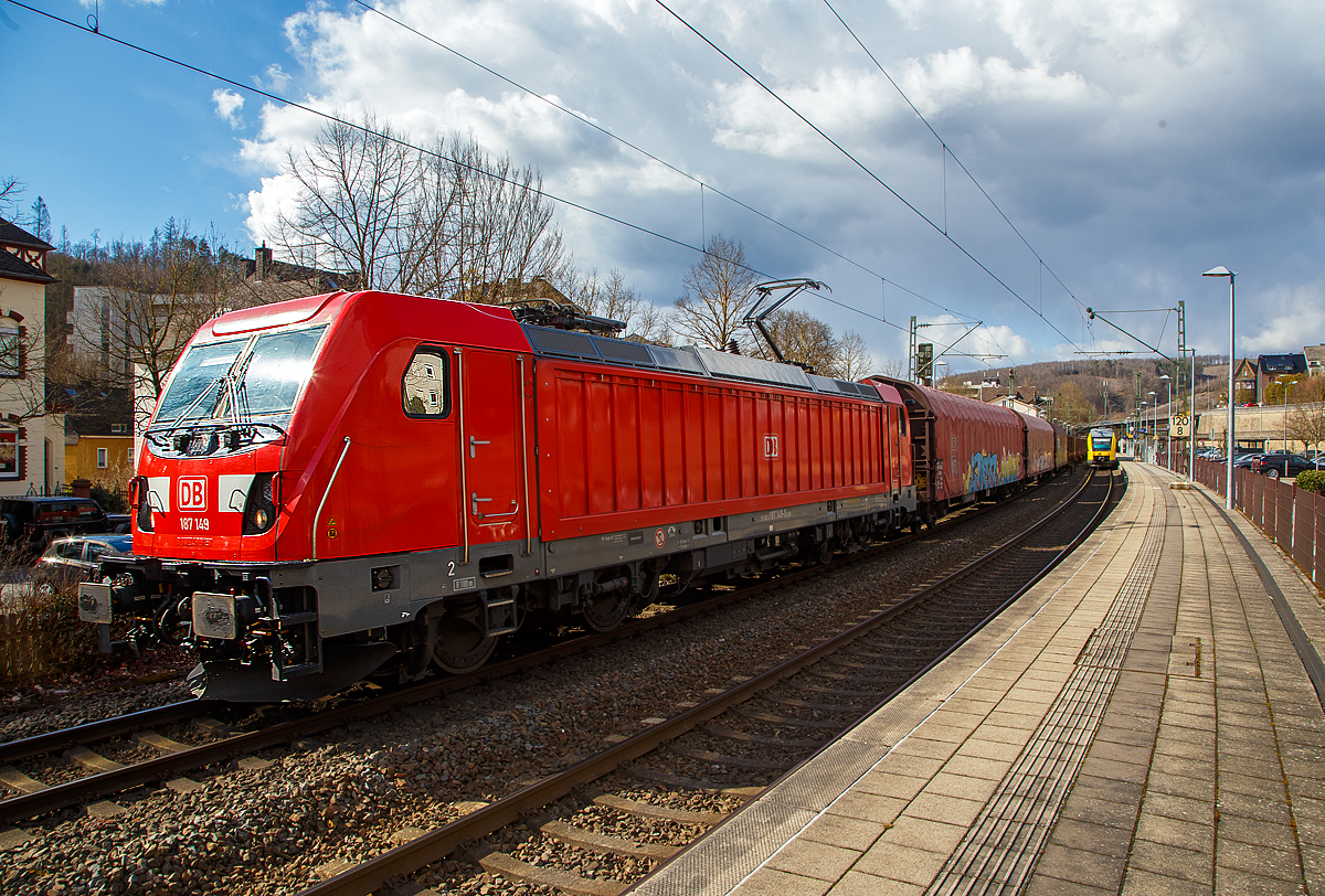 Durch den Felsrutsch bei Kestert, unweit des Loreley-Felsens im Mittelrheintal, ist meistbefahrenste G�terzugstrecke Europas die Rechte Rheinstrecke KBS 466 teilweise versch�ttet worden und gesperrt. Wohl bedingt dadurch fahren nun G�terz�ge �ber die Siegstrecke fast im Blockabstand ....
Die DB Cargo 187 149 (91 80 6187 149-0 D-DB) f�hrt am 19.03.2021 mit einem gemischten G�terzug durch den Bf Kirchen an der Sieg in Richtung K�ln.

Die Bombardier TRAXX F140 AC3 wurde 2017 von der Bombardier Transportation GmbH in Kassel unter der Fabriknummer 35455 gebaut.  

Die TRAXX F140 AC ist eine vierachsige Zweifrequenz-Wechselstromlokomotive mit einer Leistung von 5.600 kW eigentlich f�r den grenz�berschreitenden Einsatz. Die Lokomotive bef�rdert haupts�chlich G�terz�ge auf den europ�ischen Hauptstrecken, die mit 15 kV oder 25 kV elektrifiziert sind. Diese DB Cargo Lok ist jedoch nur f�r den deutschen G�terverkehr. Zudem habe die DB-Varianten der BR 187.1 keine Last-Mile-Einrichtung. Die H�chstgeschwindigkeit betr�gt 140km/h. Die Lokomotiven k�nnen in gemischter Mehrfachtraktion mit BR185 und BR186 eingesetzt werden.