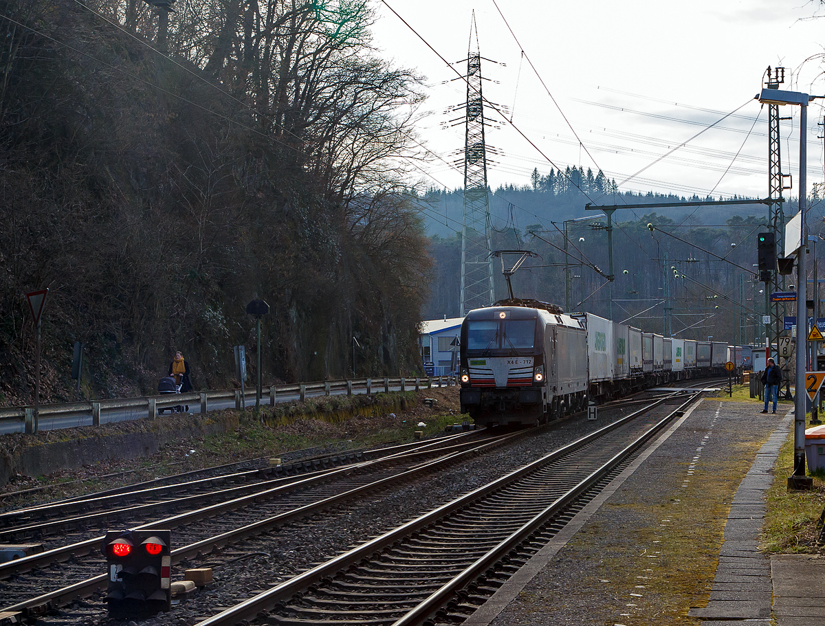 Durch die Sperrung der rechten Rheinstrecke bei Bonn-Beul ist die Woche wieder viel Umleiterverkehr auf der Siegstrecke....
Die an die BLS Cargo (Crossrail Benelux) vermietete X 4 E – 712 / 193 712-7  (91 80 6193 712-7 D-DISPO) der MRCE Dispolok GmbH (M�nchen) f�hrt am 12.03.2022, mit einem KLV-Zug durch Scheuerfeld (Sieg) in Richtung Siegen. Hier leider etwas im Gegenlicht.

Die Siemens Vectron MS wurde 2019 von Siemens Mobilitiy in M�nchen-Allach unter der Fabriknummer 22547 gebaut. Die Vectron Lokomotive ist als MS – Lokomotive (Mehrsystemlok) mit 6.400 kW konzipiert und f�r 160 km/h zugelassen f�r Deutschland, �sterreich, Schweiz, Italien und die Niederlande (D/A/CH/I/NL).