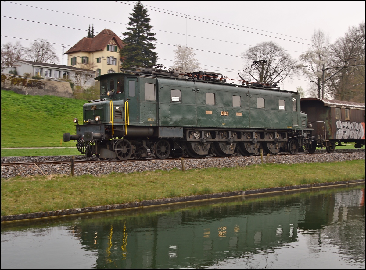Durchfahrt der heißen Fuhre durch Bürglen mit Lok Ae 4/7 10950 der Swisstrain. April 2014.