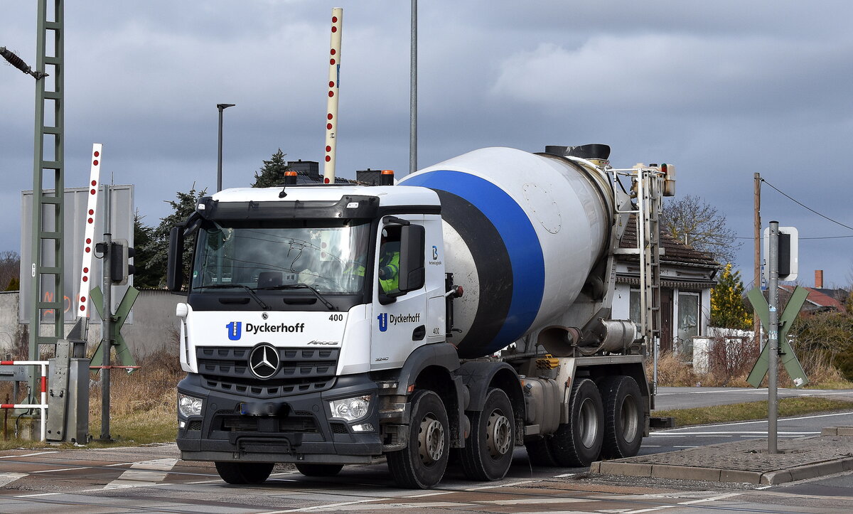 Dyckerhoff GmbH mit einem MB AROCS 3240 Betonmisch-LKW am 24.02.26 Bahnübergang Rodleben.
